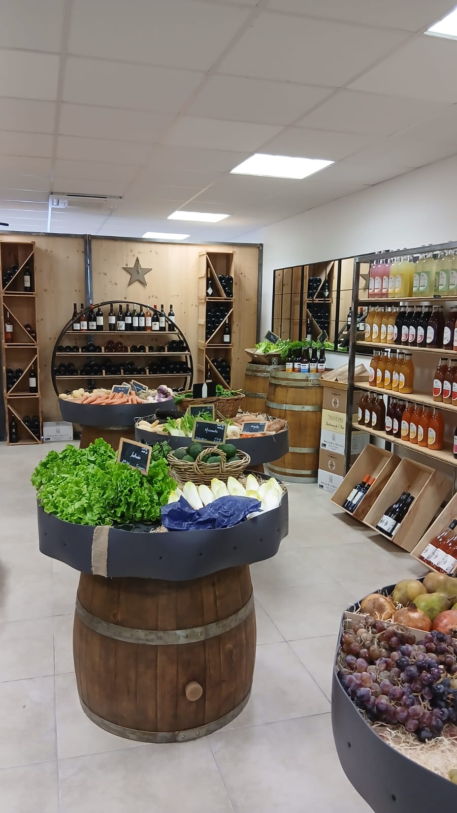 Au coeur d'une bastide emblématique du Périgord vente d'un fond de commerce fruits et légumes épicerie fine .vin fromage produits régionaux et artisanaux .
Bénéficiant d'un emplacement prémium dans le village dotée d'une grande cour idéale pour de la restauration rapide pour les vacances d'été.
Vendu avec tout l'équipement store, chambre froide, clim réversible ,vitrine fromage cave à vin ,étalages pour fruits et légumes ,produits régionaux et artisanaux ,lave main ,lave verre , congélateur, frigidaire  ,vaisselle   porcelaine verre couverts table chaise parasol