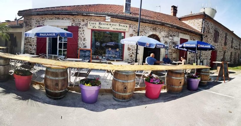 Le Gascon, Allée de la Verrerie, 40410 Moustey, France

À vendre 2 restaurants face à face 

Situés dans un petit village des Landes à Moustey à la sortie de l'autoroute A63. À 45 min de Bordeaux, 45 min du bassin et 45 min de biscarosse. 

LE GASCON:
Bar et restaurant tout équipé avec également une chambre de maturation et un four à pizzas. Il a une capacité de 40 couverts à l'intérieur et 30 à l'extérieur.

LE HAUT-LANDAIS :
Restaurant possédant un logement au dessus , 3 chambres et 1 bureau. 
Il a une capacité de 25 à 30 à l'intérieur et 60 à l'extérieur avec une belle terrasse ombragée. 

Les 2 restaurants détiennent la Licence 4. Il y a une clientèle fidèle et touristique (l'été et les vacances). Affaires tenues depuis 8ans, Affaires saines et viables.

L'été nous organisons des concerts régulièrement. 

Le Gascon est ouvert de Septembre à mi juin et le Haut-Landais de mi juin à mi Septembre. Nous sommes donc ouvert à l'année .

Prix des deux restaurants 240 000.
Pour toutes visites ainsi que pour Les bilans une preuve de solvabilité sera demandée. 

Si vous désirez nous contacter veuillez apeller au dehors des horaires de services.