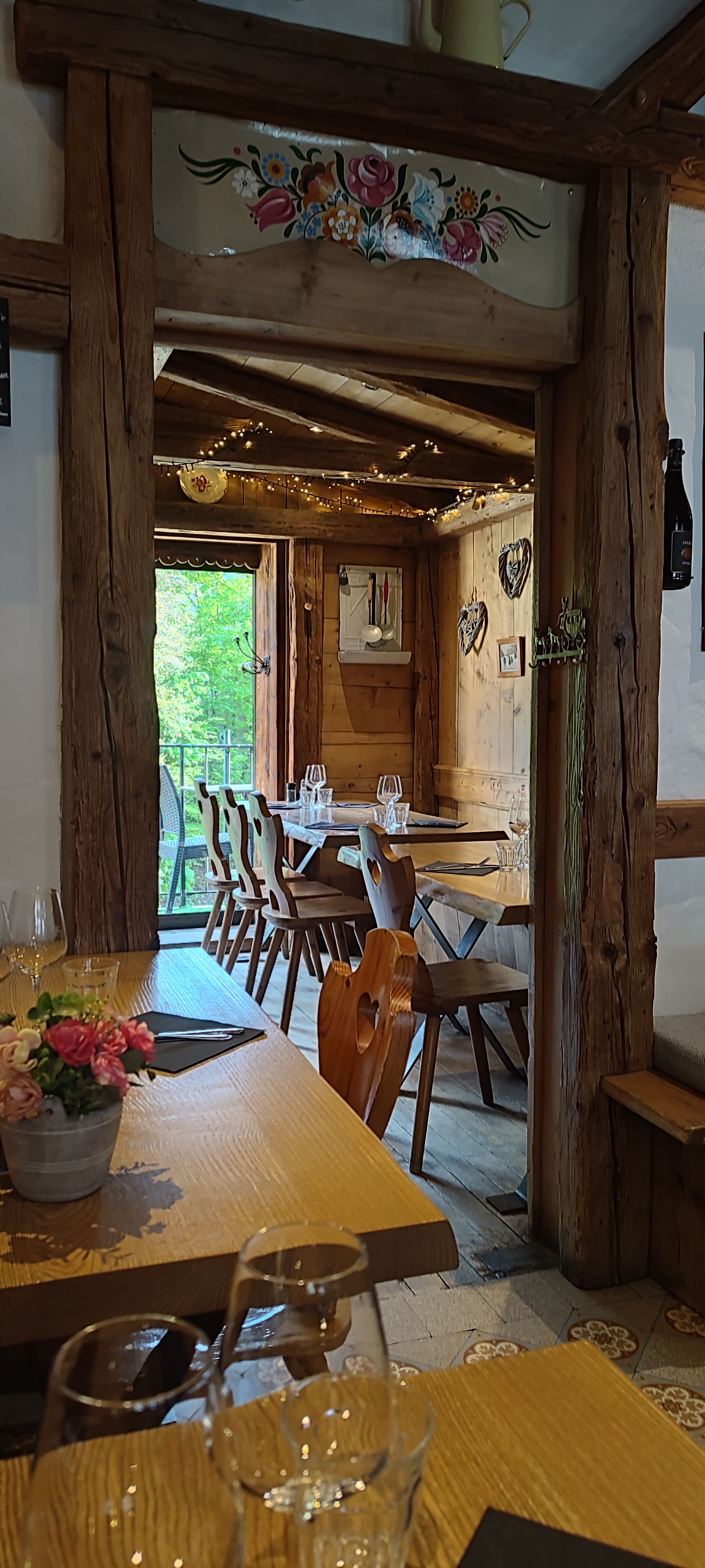 A saisir : restaurant, crêperie idéalement situé au centre du village de Saint Gervais les bains, bénéficiant d’un excellent emplacement, d’une clientèle fidèle, locale, secondaire et touristique grâce aux thermes et sa station de ski.

Décor type chalet vieux bois. Affaire très bien entretenue, aucuns gros travaux à prévoir. Affaire clés en main !

Le restaurant bénéficie de 3 niveaux.

1- salle de restaurant d'environ 85 M2 ou nous pouvons servir jusqu'à 50 couverts, 1 balcon de 4 couverts avec une vue magnifique sur les montagnes environnantes, une terrasse de 25 couverts exploitée uniquement l'été ainsi que la cuisine qui sert d'envoi et de production.
2- une cuisine de production et de stockage, une laverie qui fait également office de vestiaire et de stockage de produits d'entretiens.
3- un dernier niveau qui est utilisé pour du stockage.
Le restaurant est fermé 7 semaines par an, il est fermé 2 jours consécutifs, fermé un jour pendant les vacances de février et de mi-juillet à mi-aout.

Le restaurant fonctionne actuellement comme ceci :

Toute l’année les deux gérants cuisine et salle épaulé par un crêpier et le commis de cuisine, tous deux en CDI (personne fiable)
Pour la saison d’hiver, embauche d’un saisonnier pour la salle.
Pour la saison d’été, embauche d’un saisonnier et un emploi étudiant.

Chiffre d’affaire :

2023 : 602 231 HT
2024 : 580 470 HT
2025 : 559 527 HT à noter que le gérant cuisine a été absent 2 mois à la suite d’un accident.

Loyer de 29 756 HT HC, renouvellement de bail en cours.

Affaire idéale pour un couple ou un trio qui permettrait d’étendre les jours d’ouverture sans entamer le confort de vie.
Vente car nouveau projet.

Possibilité d'acquérir 3 studios en sus du prix, tous entre 5 et 15 minutes à pied du lieu de travail

Prix : 450 000
Dossier complet transmis après premier échange sérieu