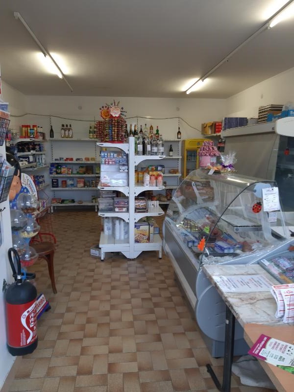 La commune de Monétay sur Allier recherche un repreneur pour développer l’activité de son multiple rural. Bâtiment situé au cœur du bourg appartenant à la commune, entièrement restauré en 2022 pour la partie commerciale.

2 niveaux : rez-de-chaussée avec locaux commerciaux et une partie du logement - 1er étage entièrement dédié à l’habitat. Habitation sur les deux niveaux représentant une superficie totale de 107,60 m². Locaux commerciaux comprenant : une entrée 4,70 m² (accessibilité des personnes à mobilité réduite), un office 9,70 m², un bar 41 m², WC, une pièce servant d’épicerie 36,6 m² (Pack air/eau). Équipement actuel du bar : un comptoir avec éléments réfrigérés ; tables et chaises nécessaires à l’activité. Équipement épicerie : étagères destinées au stockage, 1 vitrine réfrigérée, une caisse enregistreuse… Commune propriétaire des murs, de la licence IV et des équipements décrits ci-dessus. 

Activités souhaitées : Restauration - Bar - Épicerie avec des produits de dépannage et des produits frais - Dépôt de pain - Presse régionale. Possibilité d’enrichir avec Française des Jeux, etc. afin d’augmenter le volume d’affaires de l’établissement. Amplitude horaire le plus large possible à partir de 7h30, avec une fermeture possible en début d’après-midi. Fermeture hebdomadaire à définir. Profil recherché : sens du commerce, qualités de gestionnaire et volonté de participer à l’animation de la Commune.

 Prévoir un investissement minimum à évaluer pour le démarrage de l’activité, l’achat de petits matériels, la trésorerie, le besoin en fonds de roulement. 

Proposé en gérance libre. Adressez votre candidature à l’Agence d’attractivité du Bourbonnais. Date de fin de réception des candidatures le 15/12/2023. 

Montant du loyer /mois hors charges (chauffage et ordures ménagères) 300.00 €