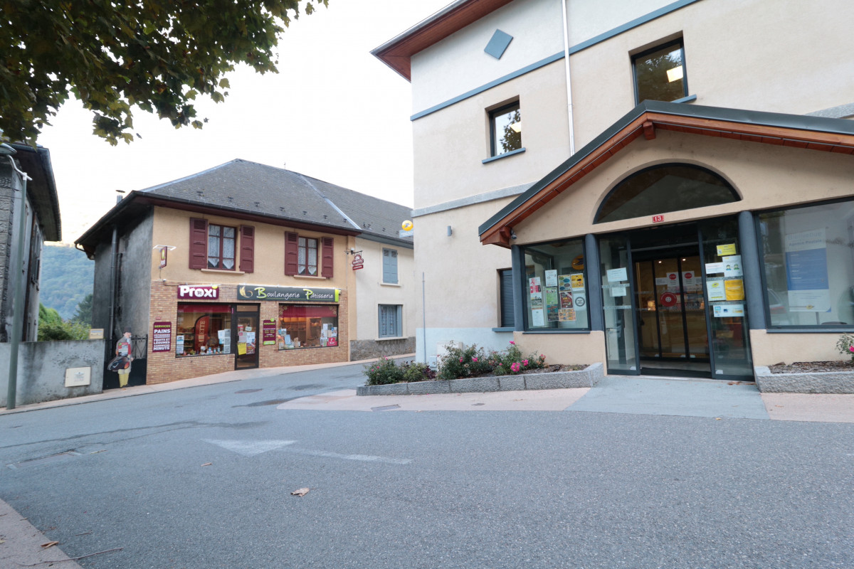 Département Savoie (73) Fonds de commerce BOULANGERIE - SUPERETTE de 70 m2 environ.  Emplacement n°1, elle est implantée en plein coeur d?un village. Axe passant et stationnement aisé sur le parking en face.

Agencement impeccable et récent, idéalement situé au centre du village et à fort potentiel commercial. Belle clientèle locale et fidèle. Sous enseigne nationale cette Boulangerie - Superette offre de nombreux services de proximité très appréciés par la clientèle tels que : Boulangerie fabriquée sur place, la pâtisserie, alimentation, épicerie, fruits et légumes, charcuterie-fromagerie, et une tournée dans les villages avoisinants (liste non exhaustive).

Espace de vente lumineux, bien agencé. Très bel outil de travail aux normes. Pas de travaux à prévoir. Le matériel est récent et ne nécessite aucun investissement. Faible loyer. 
Un vaste laboratoire de fabrication permet de travailler dans l'excellente conditions.

Un logement de fonction de type 5 est inclus dans le bail commercial.

Idéal pour un couple, cette affaire n?a pas de concurrence directe.

Cause départ : motivations personnelles et familiales.