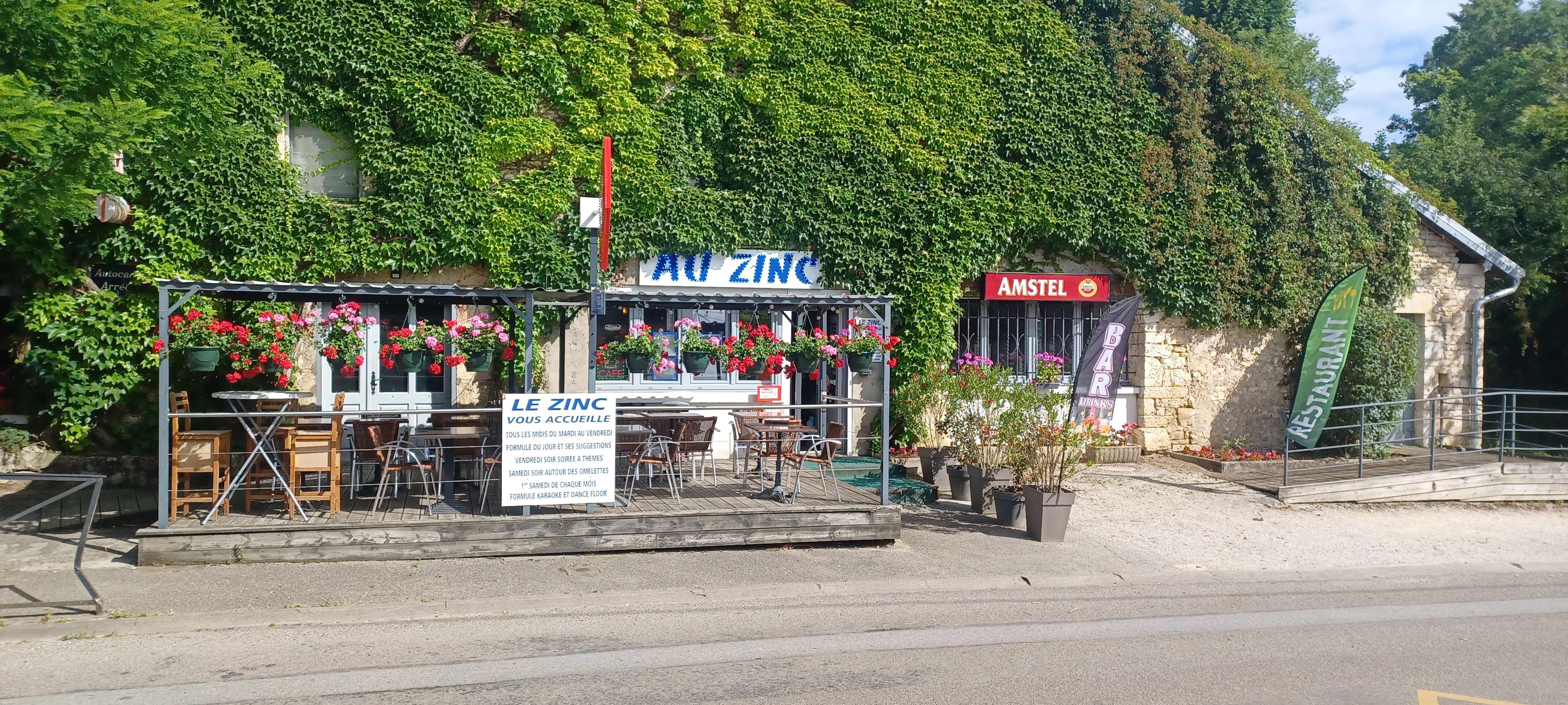 Depart en retraite. Bel etablissemnt avec fort potentiel . Promu sur FR3 national  . Seul commerce dans village , aucune concurence. Multigénérationnel . Encore à developper.Licence IV. 15 minutes de Besancon, gare TGV a 10 mns. Parking attenant. Salle de restaurant de 40 couverts, une terrasse de 20 couverts, une grande salle de bar , Cuisine fonctionnelle et entretenue, loyer attractif permettant une rentabilité immediate. Grand appartement compris dans la location, un grand terrain privé avec terrasse. Renseignements et chiffres uniquement apres validation par conseillere.
Collez le lien .
"C:\Users\utilisateur\Downloads\Boulot en Haute-Saône en replay - Rendez-vous chez vous _ France TV_files"

Coller le lien pour d'autres renseignements.
"C:\Users\utilisateur\Downloads\Les bistrots en campagne F3.mp4"

A bientot .