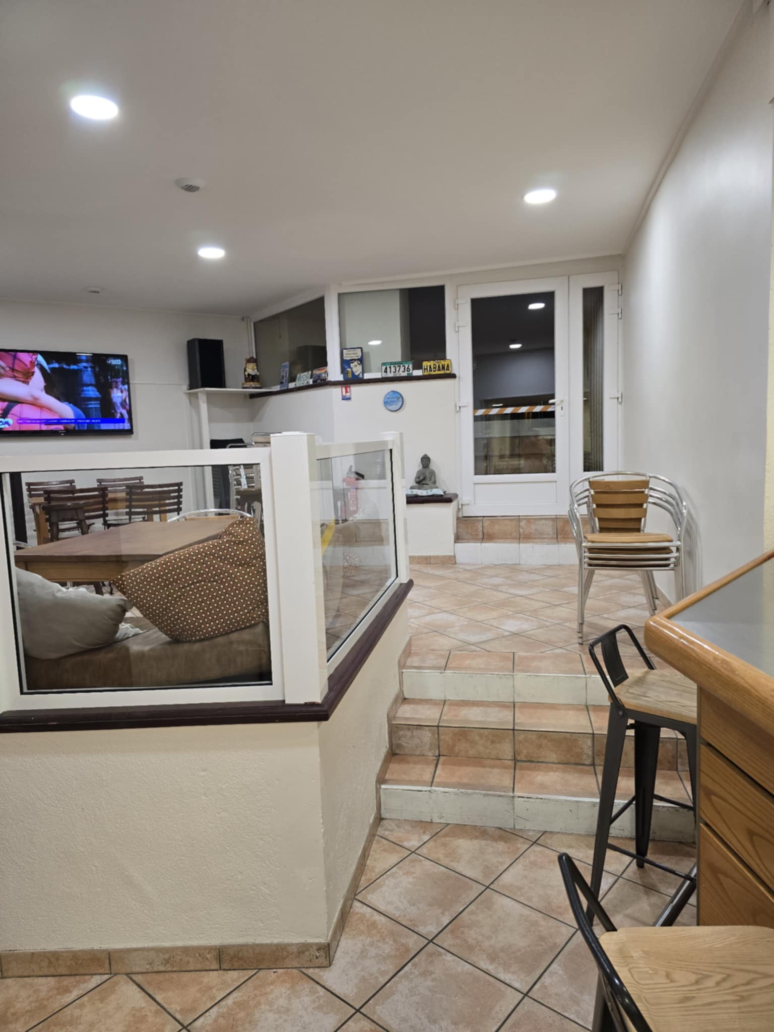 Belle affaire à acheter dans le Tregor, Plestin Les Grêves (3 600 habitants) est situé dans les Cotes d'Amor, limitrophe du Finistère, avec la mer à 2 pas.
Ce commerce propose le bar, tabac et fdj principalement, est placé en plein centre ville. Il bénéficie d un très beau marché toute l année le dimanche et de nombreuses animations estivales avec l afflux de touristes.
Le commerce est ouvert de 7h30 à 20h du mardi au samedi et le dimanche de 7h30 à 14h. Fermé le lundi et 5 semaines de congés pendant l'année.
De plus d être une affaire facile à faire tourner, idéalement en couple, c'est également un cadre de vie paisible que vous achetez en Bretagne. Possibilité de logement
Contact par mail uniquement pour personnes serieuses et infos compléméntaires.