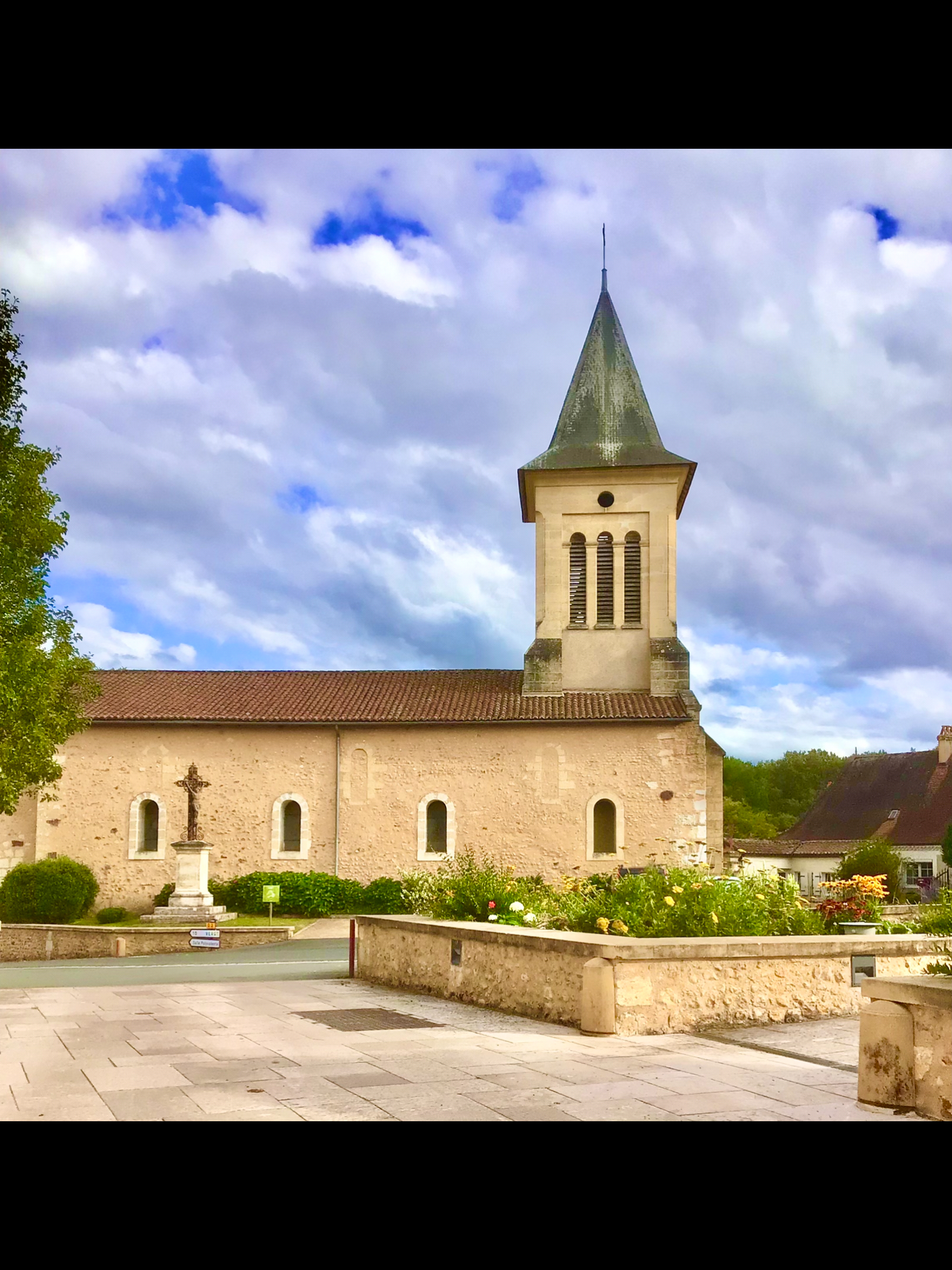 Ouverture d'une boulangerie (et pâtisserie) four bois EPHREM au coeur d'un village de 700 habitants situé à moins de 30 kilomètres de Périgueux et des sites touristiques de la Vallée de la Dordogne.
L'étude d'opportunité a été réalisée par la Chambre de Métiers et de l'Artisanat de la Dordogne avec un avis favorable.
Nous espérons un début d'activité dans le quatrième trimestre 2025.
Notre désir à ce jour serait de rencontrer au plus vite le futur candidat pour que le fournil corresponde à ses besoins.
Attenant au commerce, un logement peut être mis à disposition du futur preneur.
Le Maire reste à disposition pour répondre à vos questions.