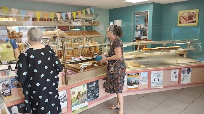 A vendre BOULANGERIE PATISSERIE CAFE 
- située en bord de mer (Saint-Pierre PENMARCH proche du phare d'ECKMUHL).
- Clientèle locale et touristique fidèle.
- Pas d'autre concurrent sur Saint-Pierre.
- Local commercial de 200 m² composé de la boutique 60 m², d'un café 30 m² (pouvant servir de bar, de salon de thé, de sandwicherie ou autre restauration rapide), du laboratoire pâtisserie 45 m² et du fournil 65 m².
- Bail 3/6/9 - 24 KE/an.
- Licence 4.
- Outil de travail spacieux et aux normes PMR et HACCP. matériel professionnel très récent (chambres froides, four, pétrin, diviseuse, façonneuse...)
- Fort potentiel de développement en terme d'offre de produit, concept et décoration à moderniser
Pas sérieux et Agences s'abstenir.