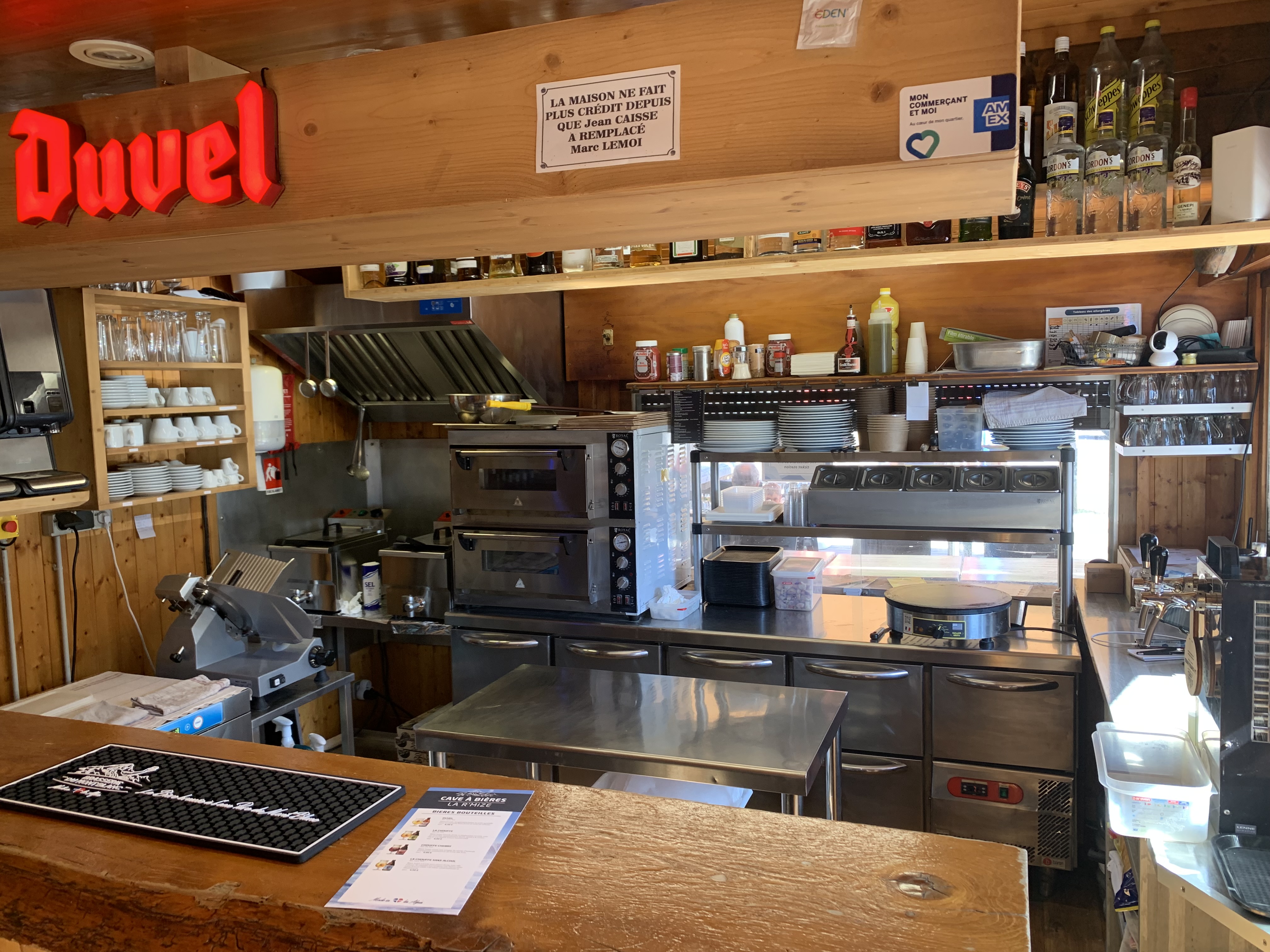 Venez découvrir cette affaire clé en main située sur le domaine des portes du soleil, au pied des pistes de ski et sur un grand parking, point de départ de nombreuses randonnées.

Description de l’établissement :
* Chalet principal comprenant le bar-cuisine, comptoir intérieur et extérieur, table intérieure et une grande terrasse de 30 couverts.
* Un second chalet avec toilette privé séparé, lave linge, zone de stockage alimentaire, et terrasse de 20 couverts.

Atouts :
* Très bon chiffre d’affaire sur 6 mois d’ouverture, commerce rentable 
* Aucun concurrent direct.
* Clientèle locale, touristique et de groupes.
* Loyer communal 300€ ttc / mois (bail 3/6/9) et peu de charges, licence IV (dans le loyer)
*Actuellement ouvert de Décembre à Avril et Juillet Août.

Totalement équipé en matériel professionnel, beaucoup renouvelé en 2025 (factures)

Infos : 
* Vente pour rapprochement familial 
* Pas de salariée à reprendre
* Affaire clé en main, idéale pour un couple ou une reconversion.
*Possibilité d’accompagnement des repreneurs 
*Appartement meublé à 500m disponible (loyer correct)
*Aucun travaux à prévoir, clé en main 
*Bailleur totalement ouvert aux améliorations du bien

Personne sérieuse uniquement ! Curieux s’abstenir.  📷 Plus de photos et d’infos sur demande