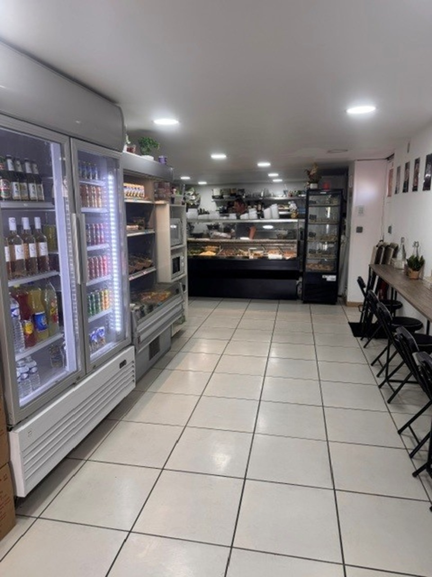 À céder, fonds de commerce de restauration à emporter et traiteur spécialisé dans la cuisine thaïe, situé dans une station balnéaire du littoral audois.

 

Grâce à son positionnement différenciant et la qualité de sa cuisine, l’établissement bénéficie d’une excellente réputation et d’une clientèle locale fidélisée. Il profite également d’un potentiel de clientèle saisonnière important grâce à la forte attractivité touristique du secteur, particulièrement en période estivale.

L’offre est diversifiée avec restauration sur place et à emporter, activité traiteur, épicerie thaï/asiatique et vente de vins. L’établissement dispose de 38 places assises, en intérieur et extérieur.

Le local de 42m², entièrement rénové en 2022 et climatisé, comprend une cuisine professionnelle équipée, un espace épicerie/cave, une réserve et une petite cour privative. Le matériel est récent et en parfait état de fonctionnement. Un nouveau bail commercial sera établi à la reprise, avec un loyer de 1 450€ par mois.

L’activité est exploitée à l’année et présente encore des possibilités de développement, notamment par le développement de la restauration sur place.

 

Chiffre d’affaires 2025 : 116 500€ - EBE 2025 : 28 000€

Prix de cession du fonds de commerce : 150 000€

 

Une belle opportunité pour un couple ou un duo de repreneurs souhaitant s’investir dans une activité de restauration à taille humaine, bénéficiant d’un positionnement différenciant et d’un réel potentiel de développement.

Annonce gérée par la Chambre de Commerce et d'Industrie de l'Aude.