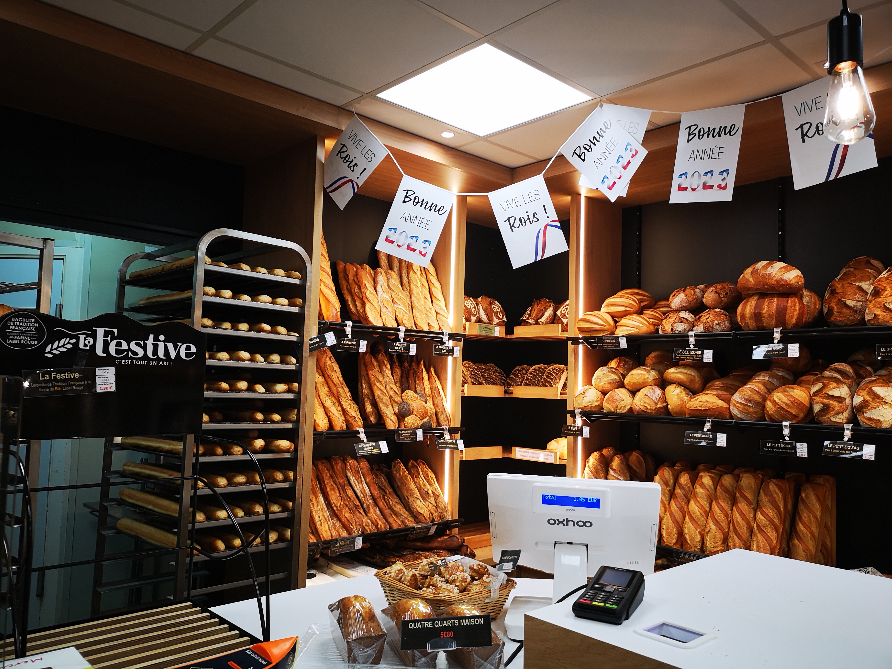 Seule Boulangerie Pâtisserie artisanale dans bourg de 4 000 habitants.
Matériels entretenus et en bon état. Four récent
Magasin refait en 2022.
Pains et pâtisseries tout fait maison et sandwichs.
Snacking à développer.
Fermé mercredi, jeudi et dimanche après-midi.
6 semaines de congés par an.
Loyer 2 000€ / mois, possibilité d'achat des murs.