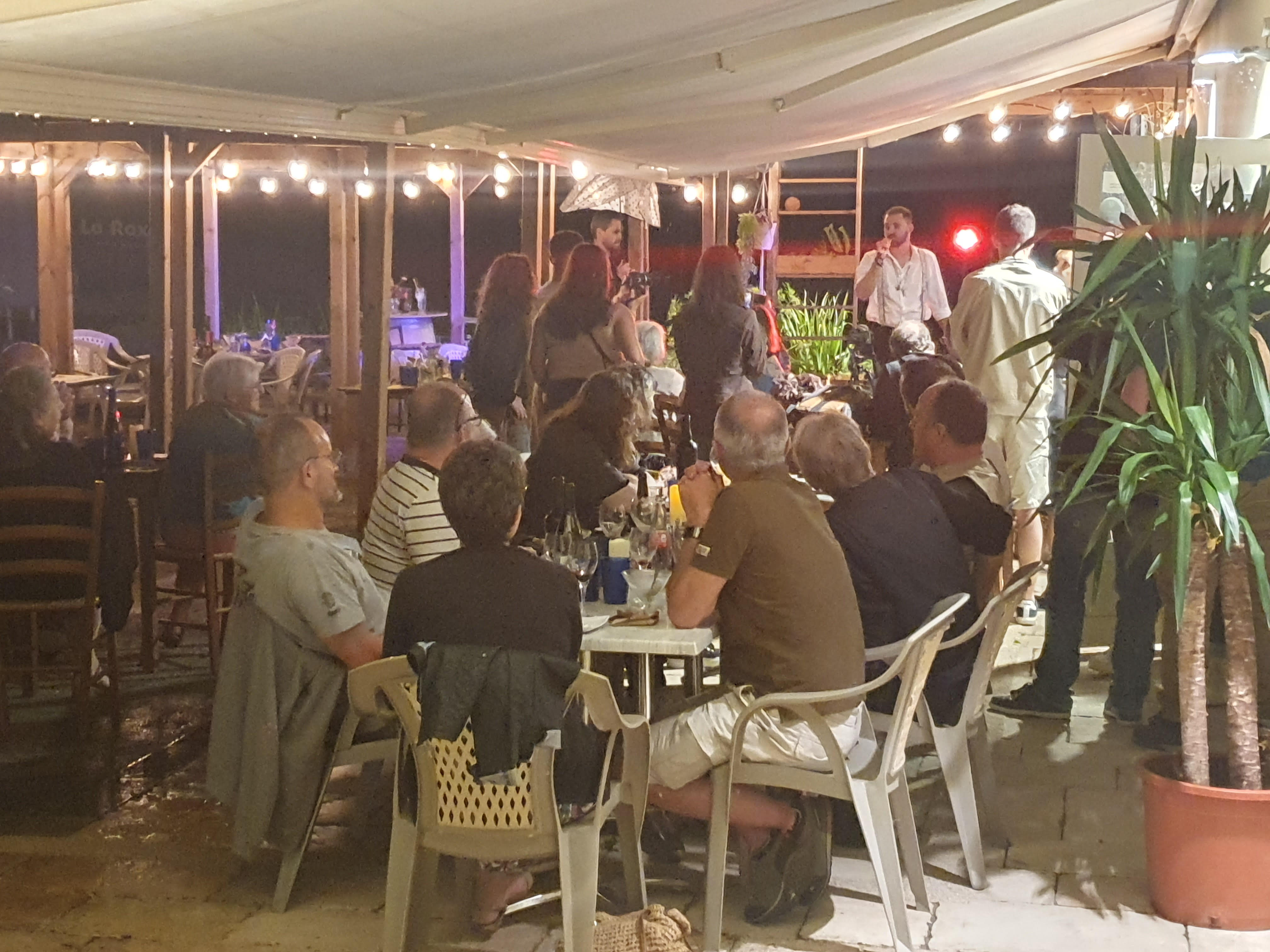 Pour cause de santé nous vendons 100% des parts de notre SAS (sans dettes ni crédit en cours). Le bar restaurant, licence IV, 30/40 couverts à l'intérieur et terrasse magnifique de 50 à 80 couverts voir plus (possibilité d'organiser des animations) une salle de jeux indépendante avec baby foot , un jardin, un garage pour le stockage, un logement T4 indépendant. Les bâtiments appartiennent à la mairie. Le bar restaurant et la cuisine ont été rénovés entièrement, tout est aux normes.
La réputation est excellente sur les réseaux et par le bouche à oreille. C'est un établissement en pleine expansion situé dans le marais poitevin, lieu touristique, 1 parcours Terra aventura passent depuis cette saison devant l’établissement, parking de 70 place à quelques dizaines de mètres. 
Le plus, nous avons développé un concept de raclette à volonté l'hiver qui rencontre un franc succès aves une clientèle qui vient de 100 km à la ronde. Premier contact par téléphone. CURIEUX ET AGENCE S'ABSTENIR .