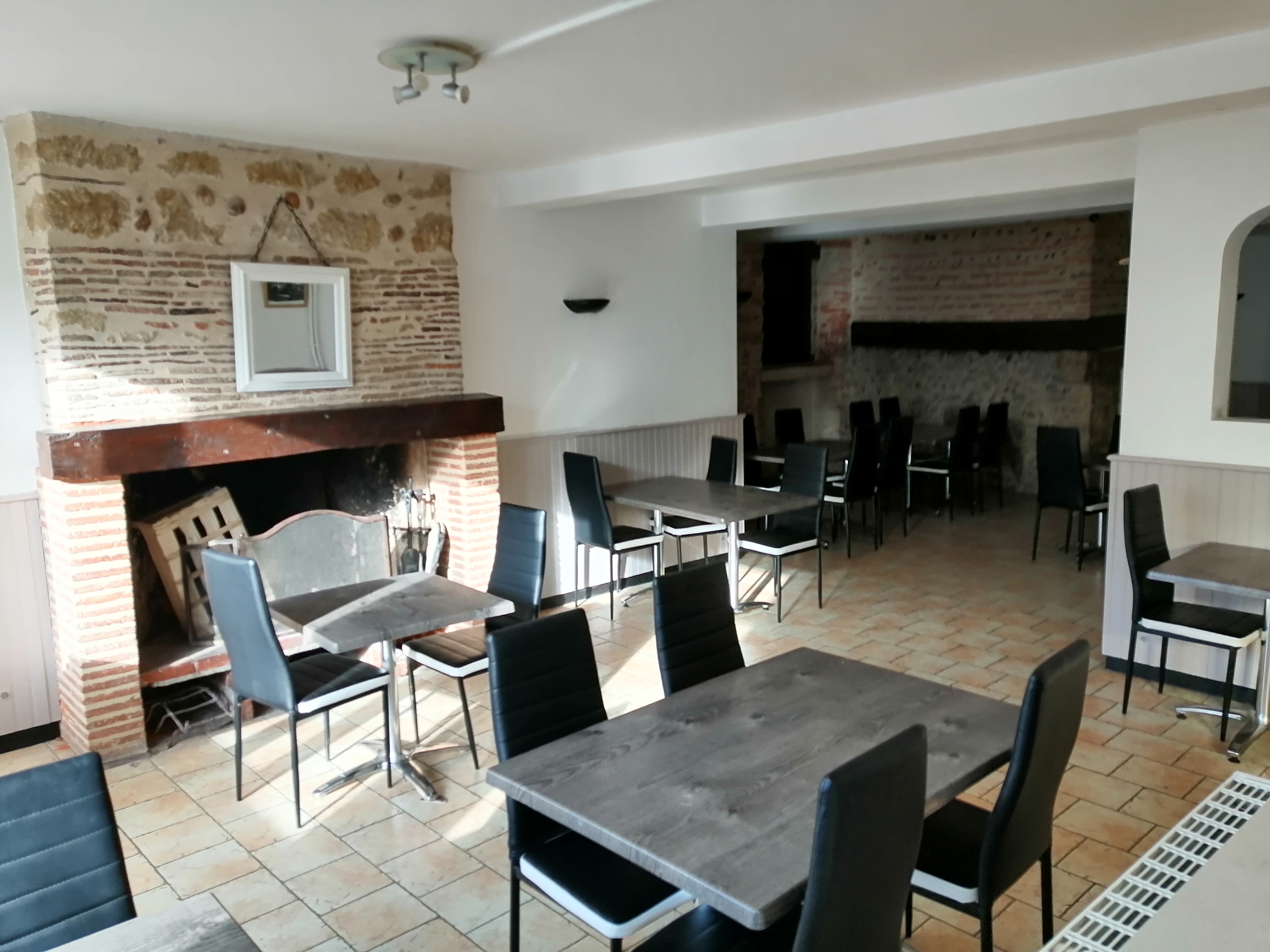 Immeuble à usage commercial et d'habitation à vendre.
Au cœur de Viella, village gersois de 540 habitants, l'immeuble est composé d'une surface commerciale de plus de 200m2, d'un appartement de 100m2 et de greniers à aménager de 200m2.
L'immeuble a été exploité en café restaurant et en pizzeria, il y a peu de concurrence aux alentours et les Viellanais ont hâte de retrouver leur café restaurant de façon pérenne.
Le village propose toutes les commodités (école, épicerie, tabac, coiffeurs, professionnels de santé) et n'attend plus qu'un couple dynamique pour faire revivre ce lieu d'échanges et de partages.