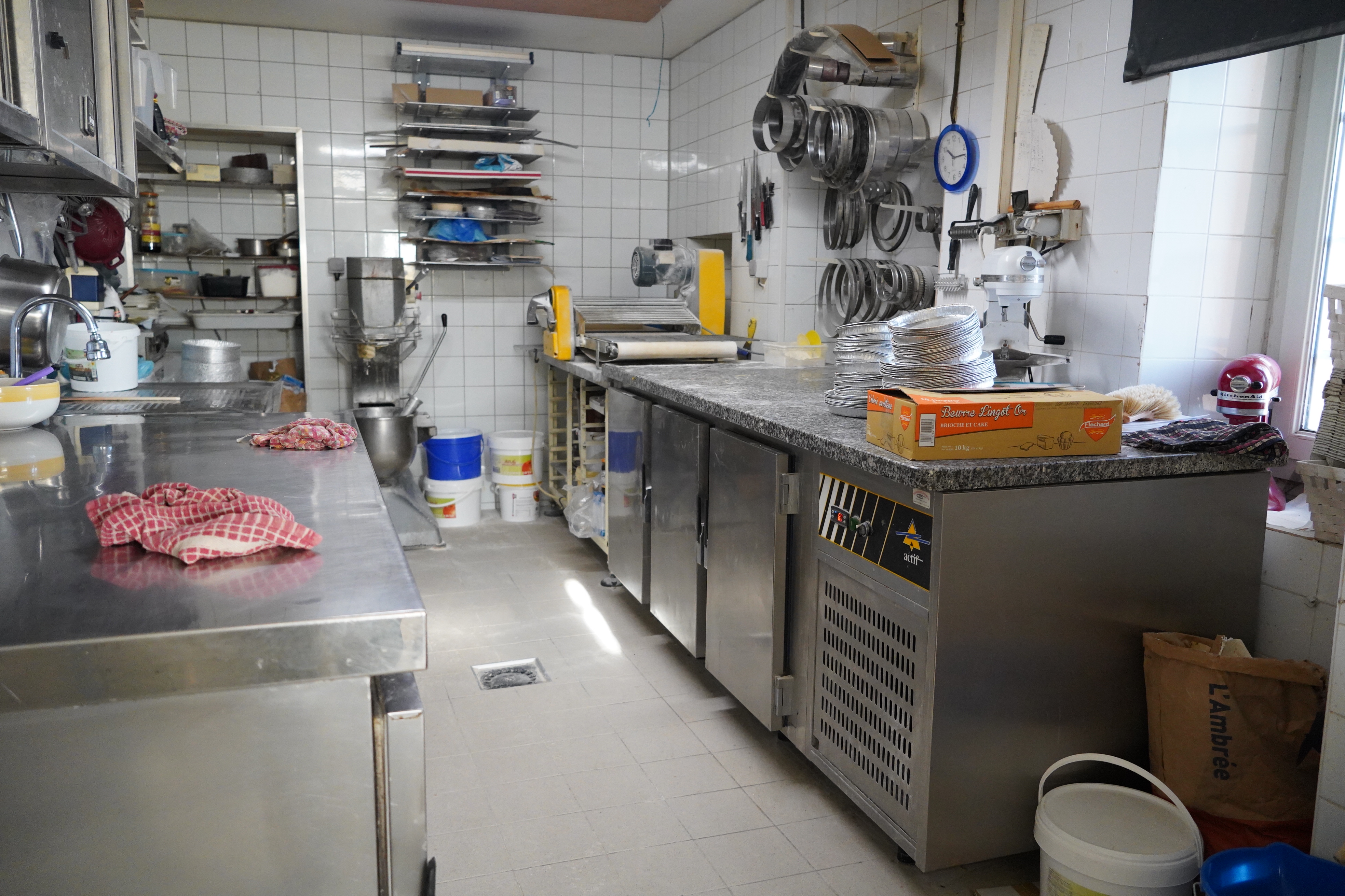 "A SAISIR" Fonds de commerce Boulangerie - pâtisserie disponible au 15 juillet 2026.

Situé dans le cadre paisible et convivial de Poillé-sur-Vègre, cette boulangerie n'attend plus que vous pour écrire sa prochaine histoire.
Poillé-sur-Vègre est un village sarthois riche en patrimoine, en bord de Vègre, traversé par la Départementale N°4 et proche de deux entrées d'autoroute.
Poillé dispose d'une école, d'un restaurant café-bar, d'une zone artisanale.   
Ce village se situe dans un bassin d'emploi important (Sablé-Brûlon...)

Fonds de commerce équipé de matériel en bon état, entretenu et fonctionnel.
Comprend également un distributeur à pains au pied de la boutique.
Boutique agréable et rénovée en 2025.

L'ensemble immobilier (murs professionnels et logement) appartient à la commune. Loyer actuel = 400€/mois
Logement à l'étage en bon état. Dispose de 3 chambres, salle de bain (baignoire), cuisine, séjour, sanitaires.
Au rez-de-Chaussée une pièce de vie contigüe à la boutique.
Et un petit extérieur de verdure clos.

Chiffre d 'affaires  190 000€
Comprenant : La vente en boutique et dépôt de pain dans un VIVECO d'une commune voisine et fourniture du pain pour le restaurant du village et communes voisines.
Bénéficie d'une clientèle fidèle locale et environnante.

L'artisan actuel, M. Joël DENIS et M. Maurice DULUARD, maire de la commune, se tiennent à votre disposition pour tous renseignements.
DENIS Joël : 06.47.00.07.23
DULUARD Maurice : 02.43.95.43.06
mairie@poillesurvegre.fr