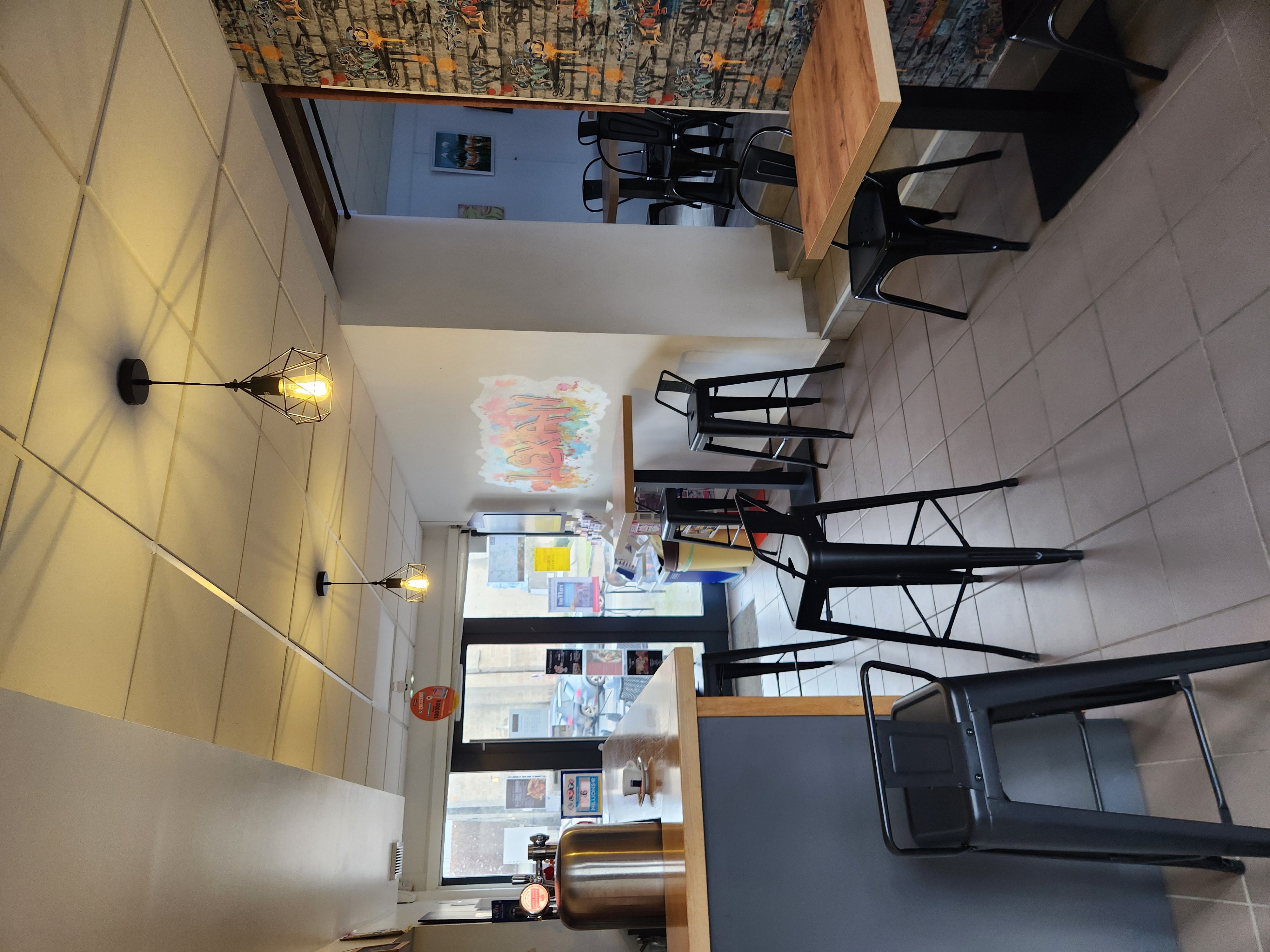 À céder, fonds de commerce bar tabac épicerie de proximité 

Situé dans une commune rurale dynamique de la Creuse, ce commerce bénéficie d’un environnement convivial et d’une clientèle de proximité, avec un véritable rôle de commerce essentiel au cœur du village;

L’établissement, se compose d’une surface totale d’environ 130 m², répartie en :
- 50 m² d’épicerie
- 60 m² d’espace bar avec 2 salles,
- 20 m² de stockage et réserve (dont chambre froide)

Le commerce est exploité avec une Licence IV (appartenant à la mairie) et dispose d’un équipement récent et fonctionnel :
- frigos neufs,
- mobilier neuf (tables, chaises, tabourets),
- agencement d’épicerie en bon état.

Affaire clé en main, adaptée pour une personne souhaitant développer un commerce multiservices en milieu rural.

Le chiffre d’affaires s’élève à environ 121 000 € HT.

Loyer très attractif : 4 500 € / an comprenant le local et la Licence IV

Possibilité de logement en complément

Prix de vente du fonds : 95 000 € (hors stock),

Stock et matériel en sus,

Accompagnement possible du repreneur pendant la phase de reprise.