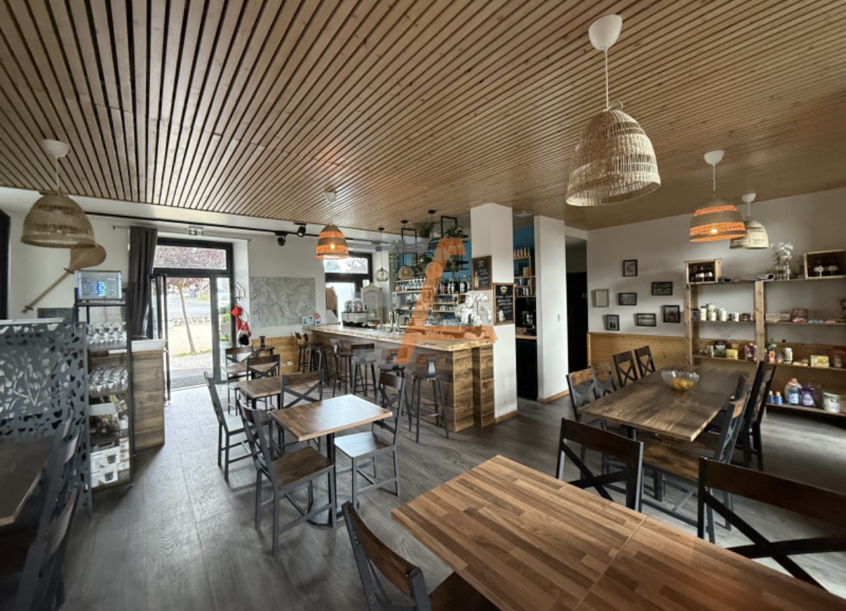 Fonds de commerce Restaurant / Multi-services
 
Seul commerce du village – activité clé en main
 
Découvrez cette belle opportunité d’acquérir le seul commerce du village, un établissement chaleureux et décoré avec goût, offrant un fort potentiel de développement.
 
 Côté restauration :
•Jolie salle conviviale avec four à bois pour pizzas en pleine salle
•Cuisine professionnelle ouverte, entièrement équipée
•Grand bar équipé
•Deux terrasses :
•Une petite sur la place de la mairie
•Une grande terrasse arrière avec vue panoramique, cuisine d’été et espace repas extérieur
 
Côté services complémentaires :
•Coin épicerie de proximité
•Dépôt de gaz
•Tabac
 
Atouts supplémentaires :
•Chambre d’hôtes indépendante déjà équipée
•À l’étage : un appartement de fonction avec terrasse privative, 2 chambres et accès indépendant
 
 Un commerce polyvalent, idéal pour un couple ou une famille souhaitant allier cadre de vie agréable et activité professionnelle déjà en place.
 
Emplacement central au cœur du village, sur la place de la mairie.
Cordialement Cedric Caranton
