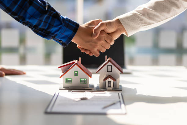 A CEDER FDC Agence immobilière sous enseigne Pyrénées Orientales66
Saisissez l'opportunité d'acquérir une agence immobilière sous enseigne connue établie et très rentable au sein d'un charmant village en bord de mer dans les Pyrénées-Orientales.
 Idéalement située, cette agence bénéficie d'une visibilité exceptionnelle et d'une clientèle fidèle, bâtie sur de nombreuses années d'activité solide dans les domaines de la transaction, imposée comme un acteur de référence sur son secteur.
Son affiliation à la franchise constitue un véritable atout : image de marque forte, visibilité nationale, outils marketing performants, méthodes commerciales éprouvées et accompagnement structuré.
Points Forts de l'Affaire :
• Activité Pérenne de plus de 10 ans
Profitez d'un modèle économique équilibré avec un chiffre d'affaires constant.
• Portefeuille Consolidé : 
L'agence dispose d'un portefeuille significatif comprenant plus de 100 mandats de transactions
3 secteurs de prospection qui représente 6% de part de marché 
Honoraire moyen 8519€.
 Prix moyen vente 141000€ 
• Équipe en Place : 
Bénéficiez d'une transition en douceur grâce à une équipe expérimentée composée de 8 agents commerciaux indépendants implanté sur le secteur depuis de nombreuses années et d'une assistante juridique à 30h en CDI, assurant la continuité des opérations et la qualité du service.
• Emplacement Stratégique : 
2 locaux refait à neuf d’une superficie totale de 120 m², à forte visibilité, vitrine de 12m linéaire est situé au cœur d'un village dynamique en bord du littoral et de ses nombreuses plages, à seulement 20mn de Perpignan. Cette localisation offre un cadre de vie agréable et un bassin de clientèle attractif.
• Potentiel de Développement : 
L'affaire présente un fort potentiel de croissance, notamment sur les segments de la gestion de syndic et de la location saisonnière ou annuelle, offrant des perspectives d'expansion significatives pour un repreneur ambitieux.
Bail commercial : 
Un nouveau bail commercial sera mis en place lors de la cession. Montant du loyer annuel pour les deux locaux 23400€. 
• Organisation Adaptée : 
L'agence est fermée le dimanche et le samedi après-midi offrant un équilibre entre activité et qualité de vie.
Horaire d’ouverture de 9h à 12h et de 14h à 18h
Autre avantage majeur : 
le dirigeant actuel est disposé à rester au sein de la structure en qualité d’agent commercial.
Cette continuité représente un véritable levier de sécurisation pour le repreneur, en assurant un accompagnement opérationnel, une transition fluide et le maintien de la relation commerciale locale, tout en renforçant immédiatement l’équipe en place.
Données financières :
• CA 2025 664.000€
Droit d’entrée de la franchise 15000€ avec un agrément du siège de la franchise obligatoire
Carte T immobilière indispensable
 Prix de Cession du fonds de commerce : 260 000€
 Ne manquez pas cette occasion unique d'acquérir une affaire saine, profitable et prête à se développer dans un cadre de vie privilégié.