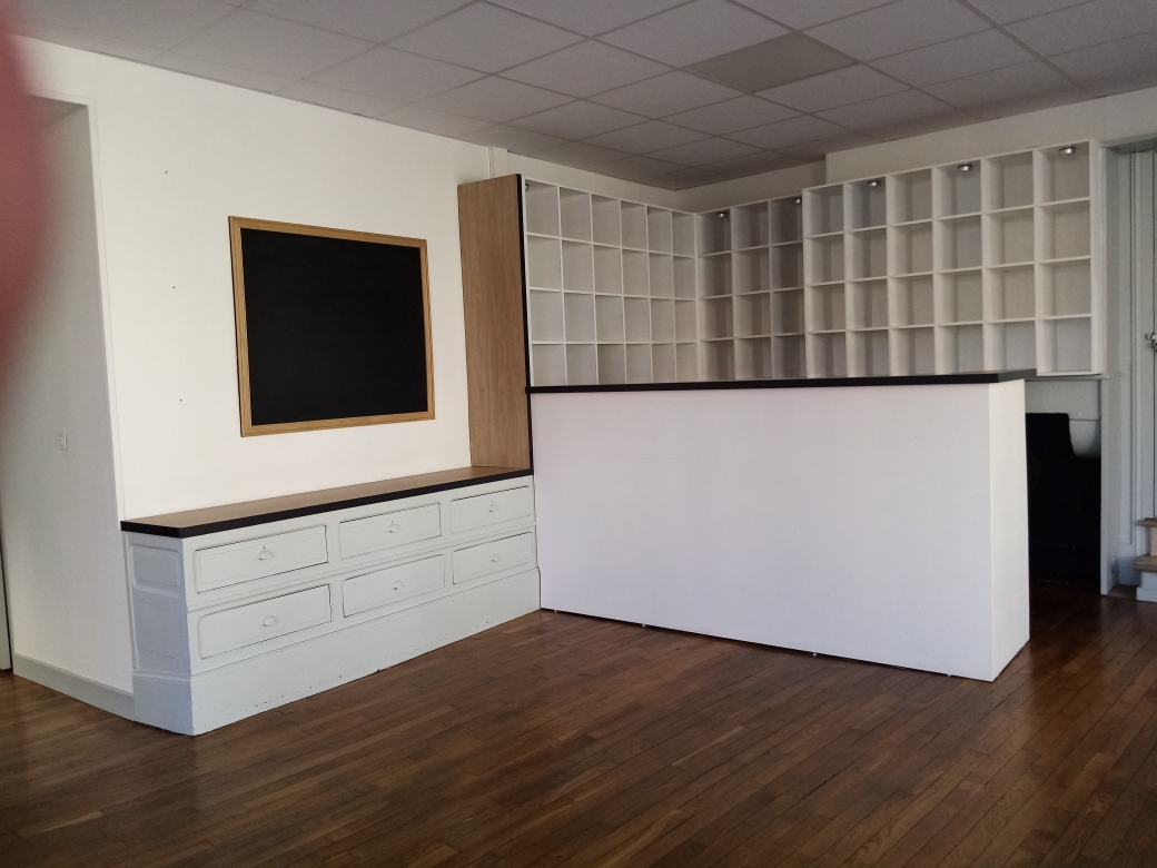 LOCAL A LOUER 
Présentation de la commune : la commune d'EBREUIL (1300 hab) est située à proximité de l'A75-A71 propose à la location un local à usage commercial ou professionnel entièrement réhabilité et situé au centre du bourg.

Commune attractive au cadre de vie remarquable (classée Petites Cités de Caractère) environnement et cadre de vie agréable, cité touristique, vie associative et commerces dynamiques.

Le local : surface 78m2, 2 pièces dont une ayant vitrines sur place du village , caves, WC terrasse
stationnement à proximité donnant sur la nouvelle 
 place du village 
LIBRE DE SUITE. LOYER 400€/Mois
la commune souhaite louer pour la création d'un commerce ou une activité professionnelle. ADRESSER CANDIDATURE A LA MAIRIE D'EBREUIL (03450) Place de l'Eglise