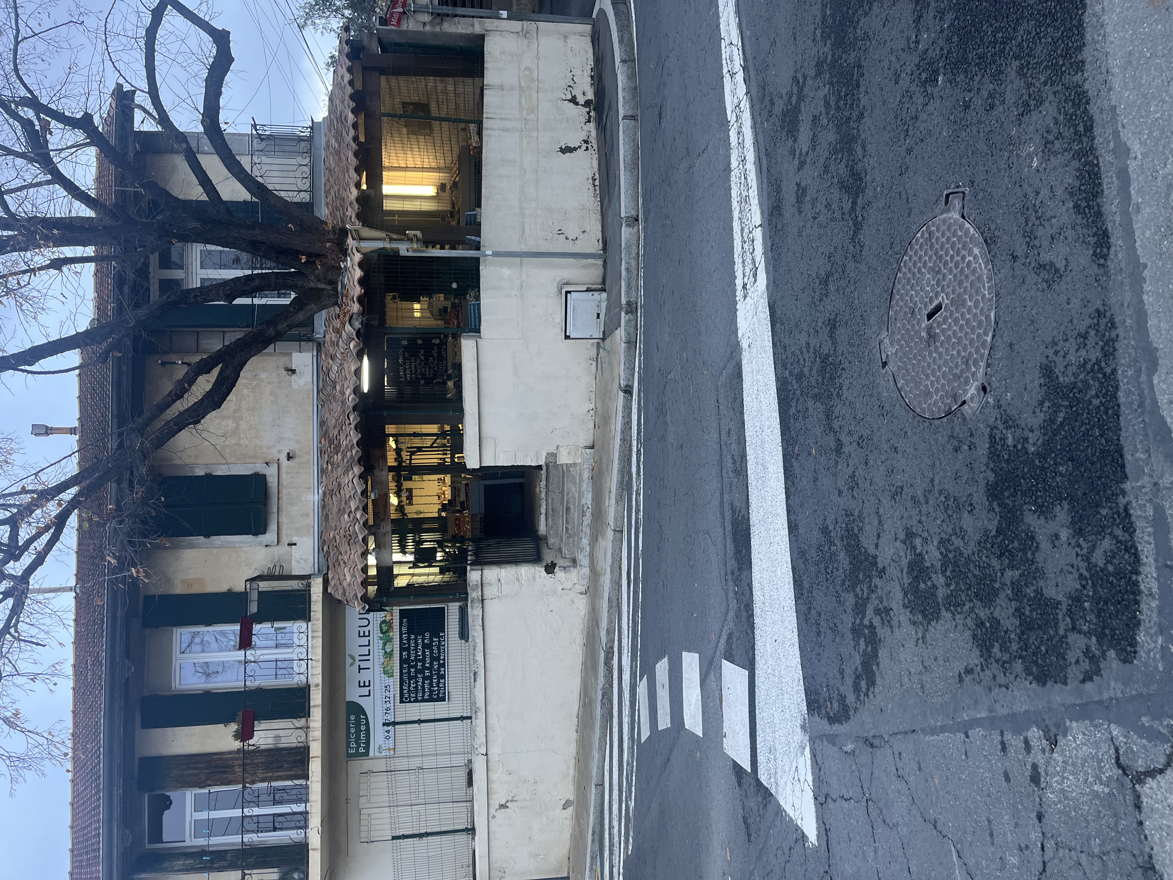 Charmante épicerie primeur de proximité située dans un quartier résidentiel, proche d'une école et des arènes et en face du jardin classé de la villa Antonine.
Bail commercial non spécialisé renouvelé en mai 2021.
Loyer mensuel: 550€
A visiter sans tarder !