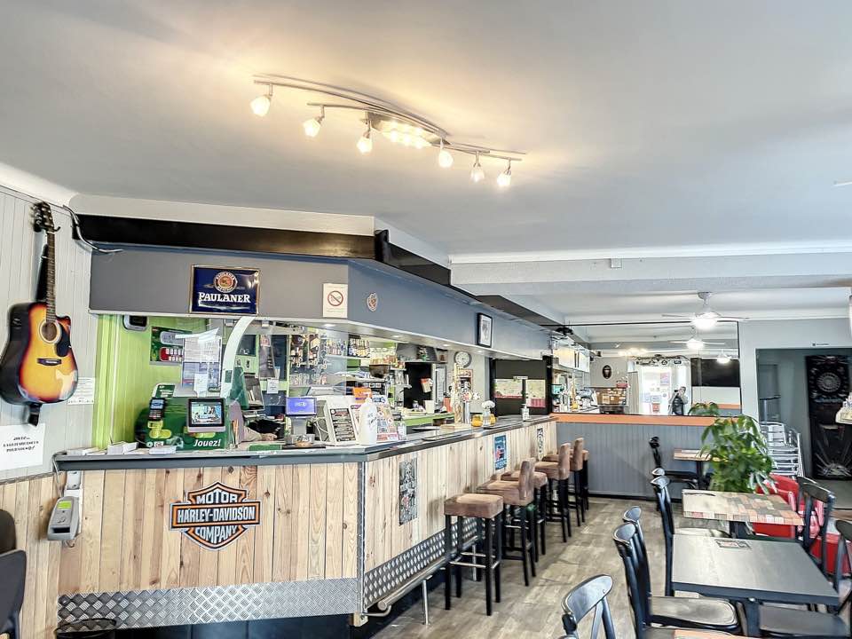 MURS ET FOND DE COMMERCE  LA ROCHE SUR YON (85)
Opportunité Exceptionnelle : Murs Commerciaux et appartement – 11% de rentabilité
Bar, PMU, FDJ et Snacking  – opportunité à saisir au cœur du village, cet établissement profite d’un emplacement stratégique, idéal pour attirer la clientèle locale et les visiteurs. Note avis google 4,7/5 148 avis
Les grandes fenêtres baignent l’intérieur de lumière naturelle, offrant une atmosphère lumineuse et agréable tout au long de la journée.



Ce bien représente une excellente opportunité pour un entrepreneur souhaitant développer son activité dans un lieu dynamique et accueillant.
Ne manquez pas l’occasion de faire de ce commerce votre propre succès à La Ferrière.

*Bar et Snack en Activité + Grand Appartement T2*

Description : 
– Fonds de commerce  et murs : Bar, jeux et snack en activité, idéalement situé
Commerce :
– salle avec bar de 80 m2
– espace jeux de fléchettes et toilettes de 8 m2
– arrière cuisine, cuisine et cellier 16 m2

Appartement T2 à l’étage :
– Grande pièce à vivre de 35 m² avec cuisine ouverte
– 1 chambre spacieuse avec dressing
– Salle de bain et toilettes indépendantes
– Terrasse extérieure en rez-de-chaussée

*Investissement Unique*

Ne manquez pas cette opportunité d’acquérir des murs commerciaux avec un potentiel de revenus locatifs.

Peut être vendu séparément.

Contactez moi pour plus d’informations et pour organiser une visite !