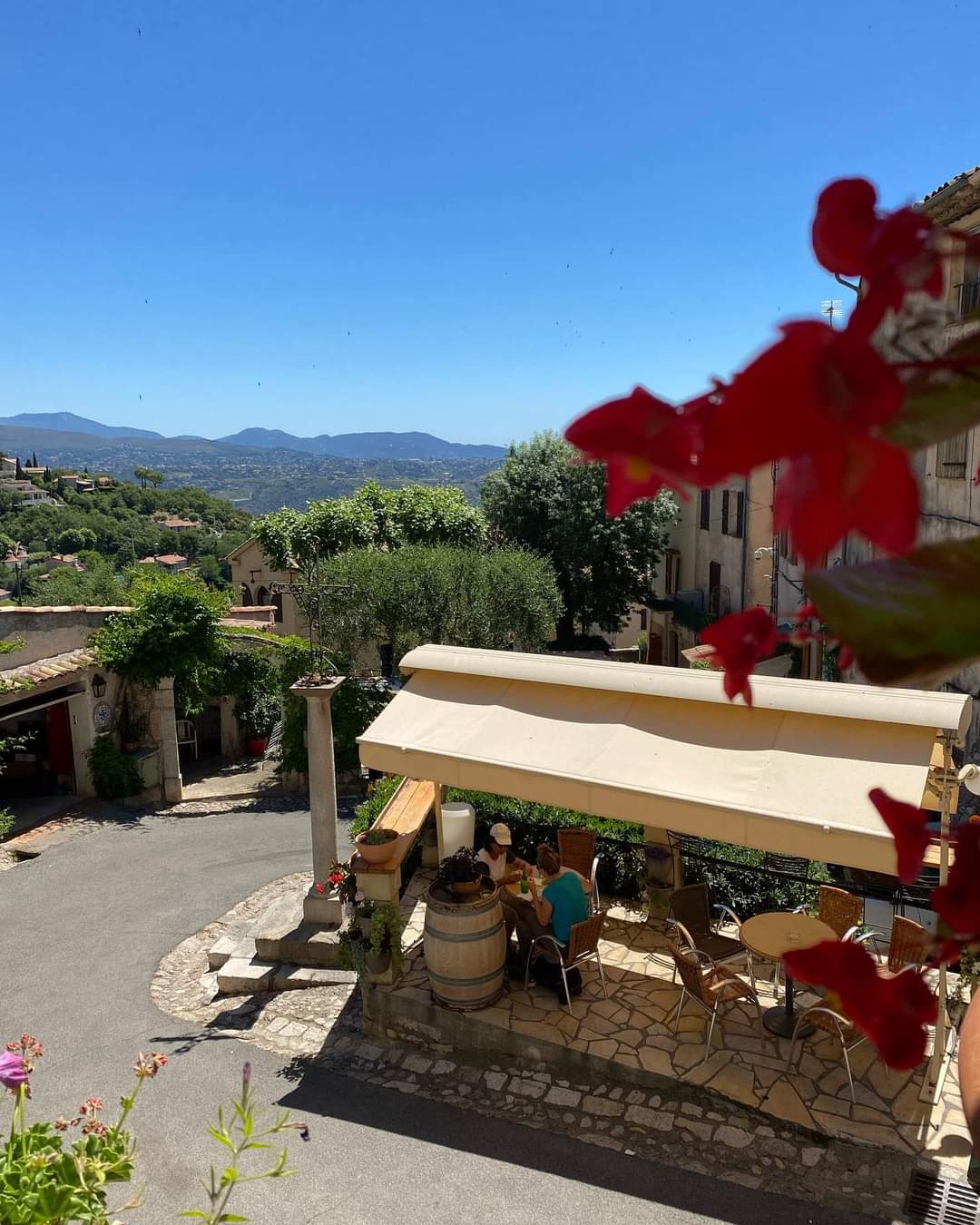 Vends Bar Tabac, dans un village de l'arrière pays niçois.
Village touristique toute l'année car site de grimpe et de randonnés. Plus beaucoup de résidences secondaires l'été.
L'établissement est un bar, tabac, FDJ, relais colis, petite restauration.