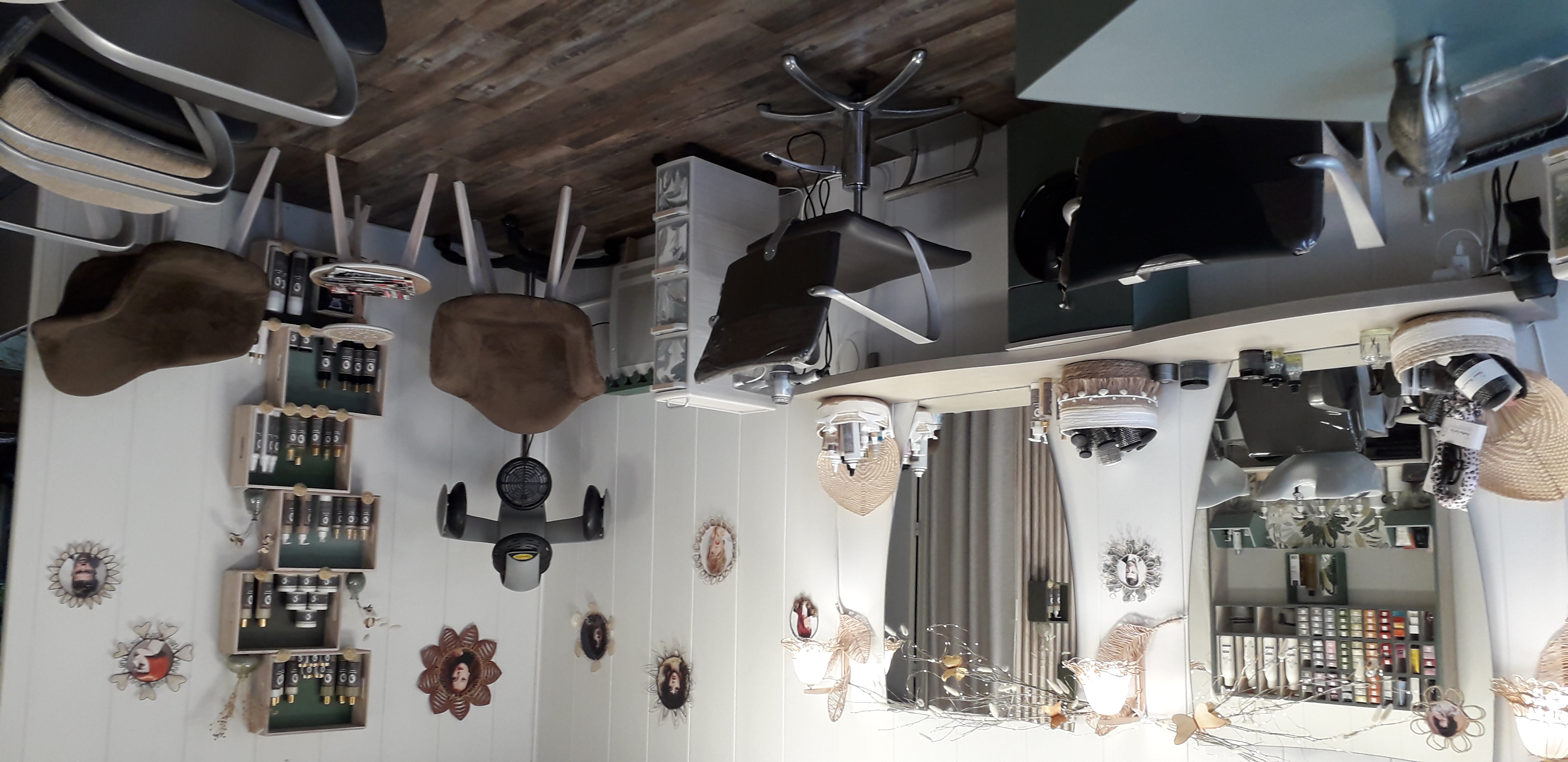 Salon de coiffure de 25m2 + arrière boutique de25m2 ,dans village animé .petit loyer.bail à  céder dès Mars 2027. Commerces proche épicerie tabac, boucherie, boulangerie.