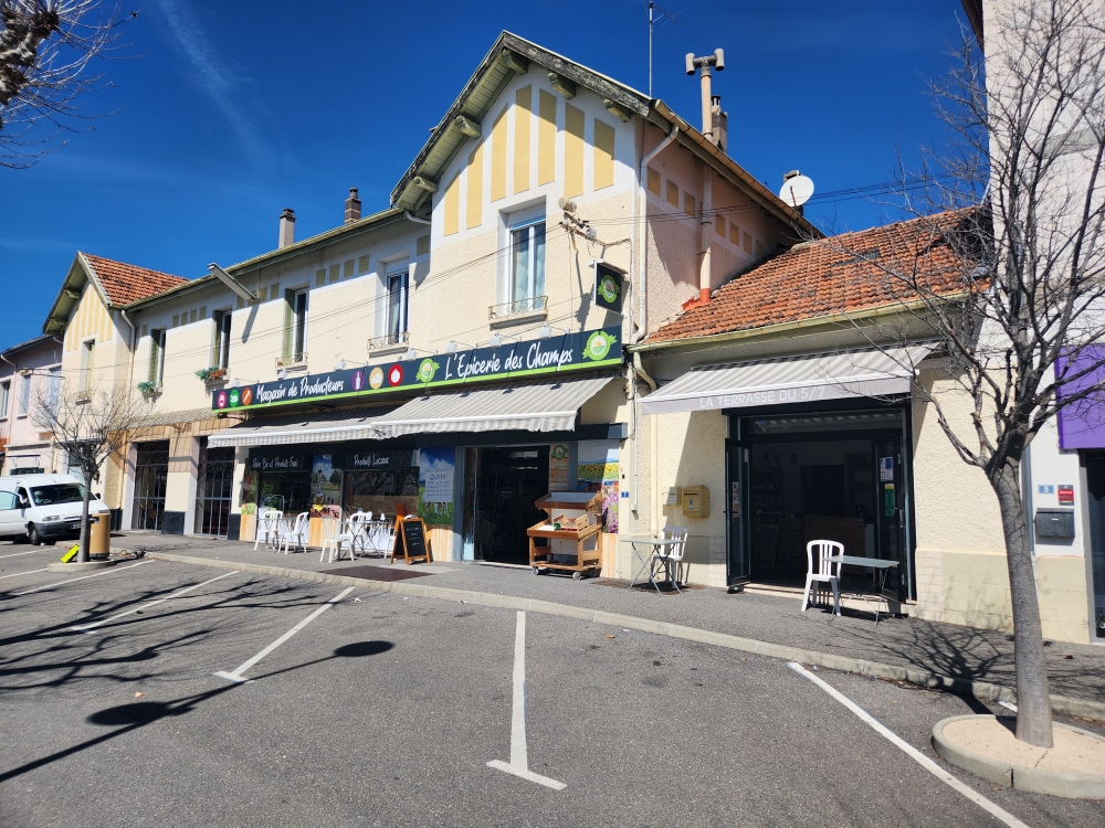 Vente de produits en direct des producteurs
Epicerie généraliste
Possibilité de developper la vente à emporter et sur place
LIcence 3 (alcool jusqu'a 18°)
Vente des murs 158m² et matériel d'exploitation compris