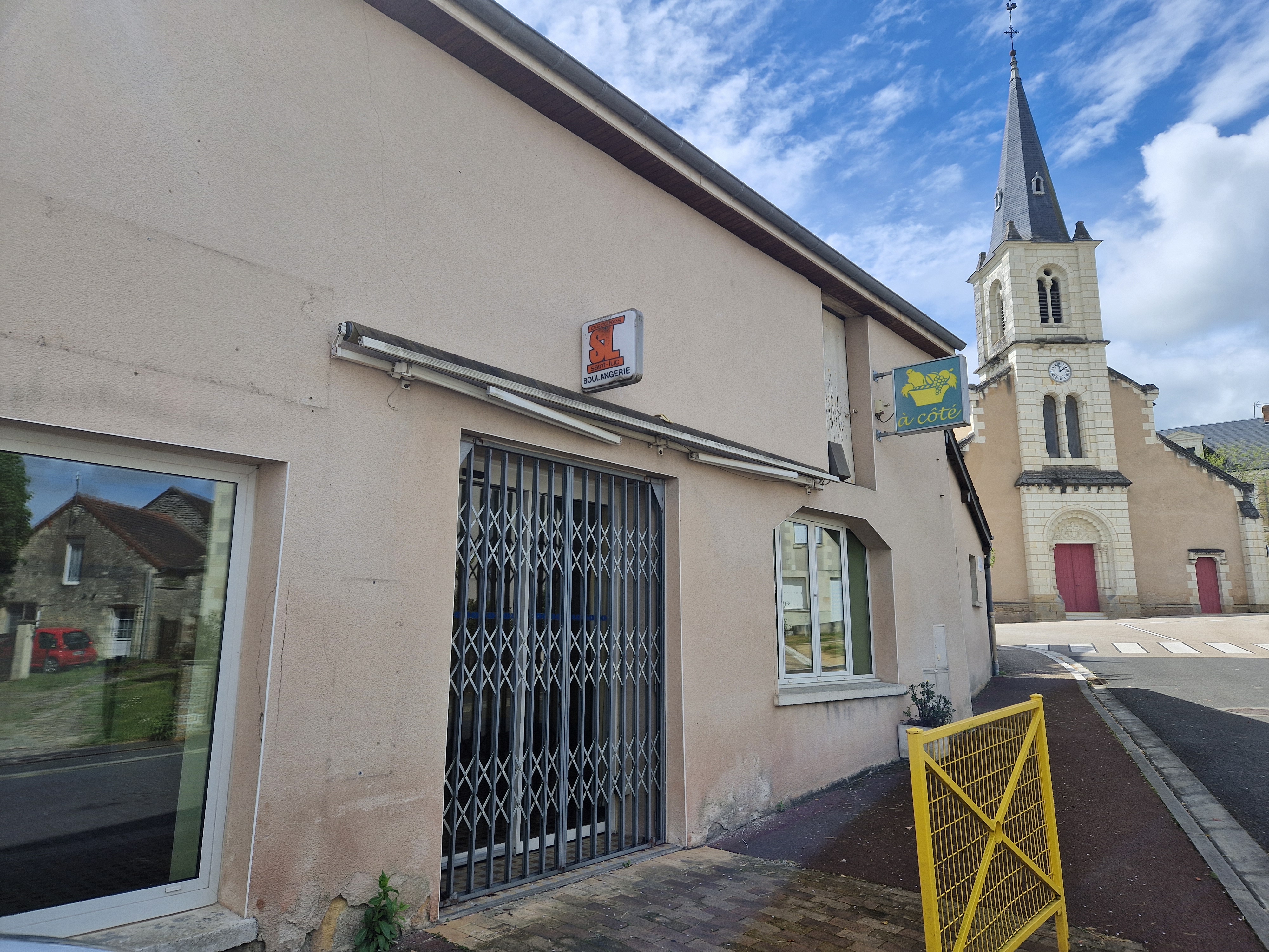 La commune de Marigny-Marmande (Indre-et-Loire) propose la location d'un local commercial d’environ 100 m², idéal pour l’exploitation d’une épicerie générale avec activités complémentaires (dépôt de pain, pâtisserie, gaz, fleurs etc.) et potentiel service de livraison à mettre en place.

Atouts du projet :

- Répond aux besoins d’une clientèle locale : 6 communes voisines soit environ 2500 habitants sans concurrence
- Afflux touristique saisonnier : randonnées, boucle vélo et hébergements (12846 nuitées en 2024 dans le secteur)
- Présence immédiate d'une résidence senior et arrivée de nouvelles familles (école, projet de crèche)
- Evènements réguliers autour de la truffe (capitale de la truffe de Touraine) et de la gastronomie locale (marché thématiques, animations)
- Vie associative dynamique
- Accessibilité : parking, accueil vélo et bornes de recharge électrique à proximité

Description du local : Surface commerciale de 100m², réserve, chambre froide négative entretenue régulièrement, pompe à chaleur avec clim réversible, vitrine sécurisée. Un rafraichissement est à prévoir.

La commune soutient le projet :

- Loyer attractif : 325€ HT par mois
- Logement possible à proximité
- Participation possible aux travaux de rafraîchissement.

Projet idéal pour une personne autonome et polyvalente, souhaitant entreprendre en milieu rural dans un cadre de vie dynamique et accueillant.