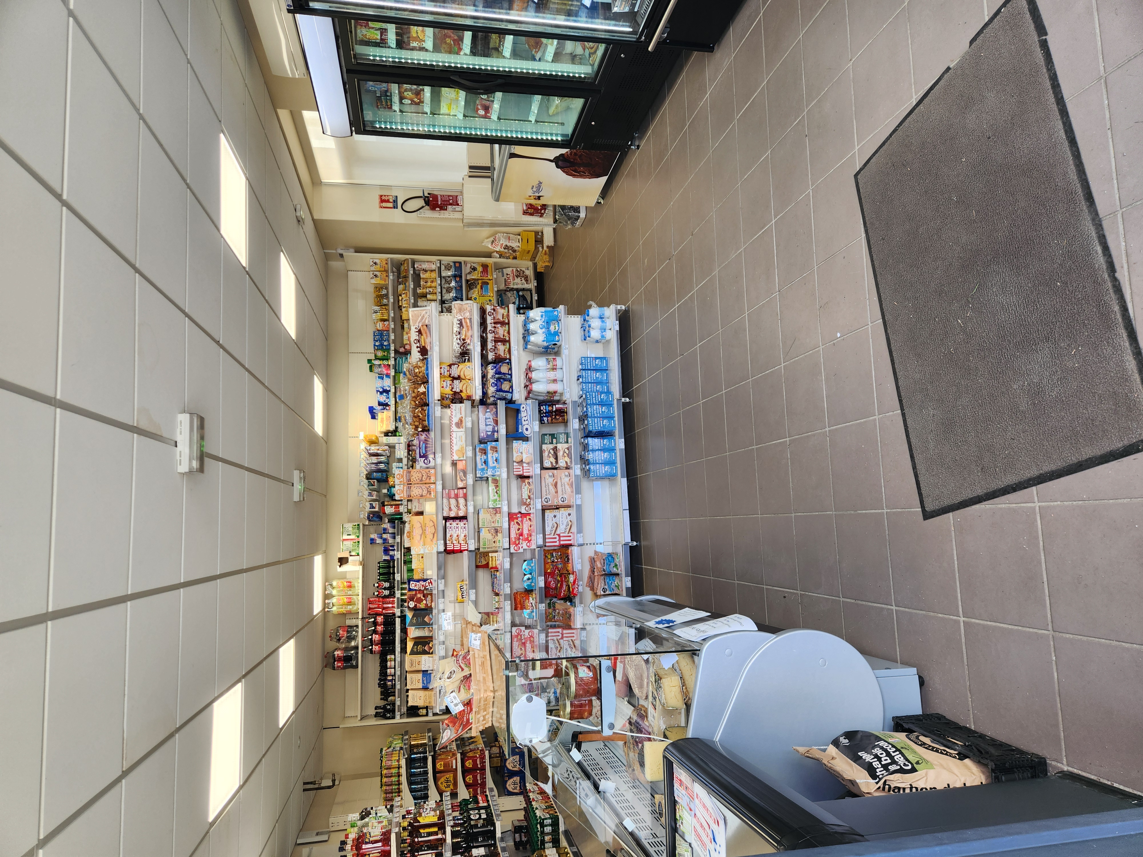 À céder, fonds de commerce bar tabac épicerie de proximité 

Situé dans une commune rurale dynamique de la Creuse, ce commerce bénéficie d’un environnement convivial et d’une clientèle de proximité, avec un véritable rôle de commerce essentiel au cœur du village;

L’établissement, se compose d’une surface totale d’environ 130 m², répartie en :
- 50 m² d’épicerie
- 60 m² d’espace bar avec 2 salles,
- 20 m² de stockage et réserve (dont chambre froide)

Le commerce est exploité avec une Licence IV (appartenant à la mairie) et dispose d’un équipement récent et fonctionnel :
- frigos neufs,
- mobilier neuf (tables, chaises, tabourets),
- agencement d’épicerie en bon état.

Affaire clé en main, adaptée pour une personne souhaitant développer un commerce multiservices en milieu rural.

Le chiffre d’affaires s’élève à environ 121 000 € HT.

Loyer très attractif : 4 500 € / an comprenant le local et la Licence IV

Possibilité de logement en complément

Prix de vente du fonds : 95 000 € (hors stock),

Stock et matériel en sus,

Accompagnement possible du repreneur pendant la phase de reprise.