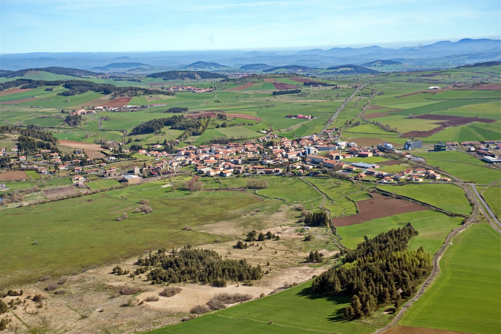 Avec son bourg et ses 10 villages, LANDOS est une commune rurale altiligérienne d?environ 900 habitants, située en moyenne montagne au carrefour de 3 départements : Haute-Loire, Lozère et Ardèche. 

A 25 minutes du Puy-en-Velay (préfecture de la Haute-Loire), 20 minutes de Langogne côté Lozère, 1 h d?Aubenas côté Ardèche, elle est aussi à 1h15 de Saint-Etienne, 2h de Clermont-Ferrand et Lyon. 
Accessible par la RN88, la commune est ainsi proche de deux gares ferroviaires, de plusieurs aéroports nationaux, de l'aérodrome de Loudes qui accueille une liaison régulière Paris Orly-Le Puy en vol direct mais aussi de grands hôpitaux, en complément du Centre hospitalier Emile ROUX du Puy-en-Velay et de sa maternité. 

Dotée d?une pharmacie au centre bourg, d?un cabinet dentaire, d?un cabinet médical avec un médecin en fin de carrière et d?un cabinet de 7 infirmiers libéraux, qui travaillent tous en étroite collaboration avec les hôpitaux des villes voisines, la commune accueille également une orthophoniste, une assistante sociale et un cabinet vétérinaire.

Afin de compléter l'offre, nous recherchons des praticiens (médecins libéraux, kinésithérapeutes,...) afin de répondre aux besoins de la population. Des locaux communaux sont disponibles immédiatement.

Côté services, Landos dispose d?un centre de secours, d?une société de taxi-ambulance, d?une antenne ADMR, d?une école et d?un collège, d?un bureau de Poste, de deux agences bancaires avec distributeur automatique de billets et d?une déchèterie. 
Les commerces (boulangerie, supérette, bars, restaurants, tabac-presse, salons de coiffure, etc...) et les nombreux artisans installés sur la commune permettent également de bénéficier des avantages de la vie citadine sans ses inconvénients. 

A la croisée de plusieurs chemins de randonnée (St-Jacques de Compostelle et Stevenson entre autres) et entourée de circuits VTT, LANDOS a la chance d?être au c?ur d?un tissu associatif dense et varié, avec une trentaine d?associations sportives et culturelles et de pouvoir ainsi permette de vivre dans un cadre calme et verdoyant aux portes de toutes les commodités. 

Pour plus de renseignements : https://www.landos.fr/

Une maison de santé est en projet actuellement sur la commune, projet accompagné par l'ensemble des professionnels de santé.

La patientèle est très sympathique ! Tout sera mis en ?uvre pour vous aider dans votre installation. N'hésitez pas à nous rendre visite ou à nous contacter pour plus d'informations !

Tel : 04-71-08-20-19 ou 06-11-02-11-88