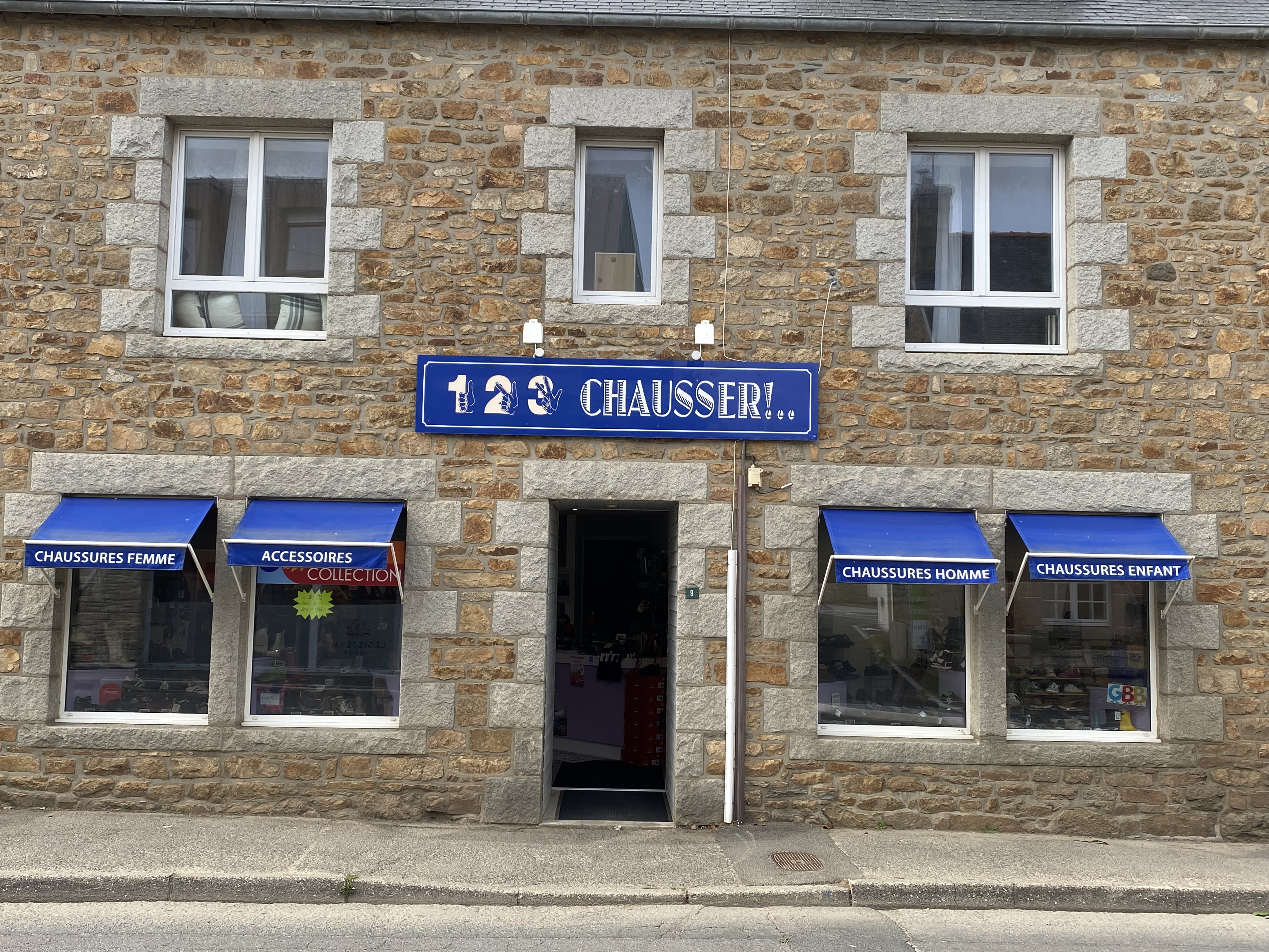 🏖️ À VENDRE – MAGASIN DE CHAUSSURES – BORD DE MER

Belle opportunité commerciale !

À vendre, magasin de chaussures hommes, femmes et enfants, idéalement situé dans une commune de bord de mer, avec une forte activité estivale et pendant les vacances scolaires.

👟 Clientèle fidèle et locale
⭐ Chaussures moyen et haut de gamme
🦶 Spécialisation confort et qualité
📍 Emplacement privilégié
☀️ Forte fréquentation touristique en saison
📩 Renseignements et prix sur demande.
Commerce bénéficiant d’une bonne notoriété et d’une clientèle déjà fidélisée.