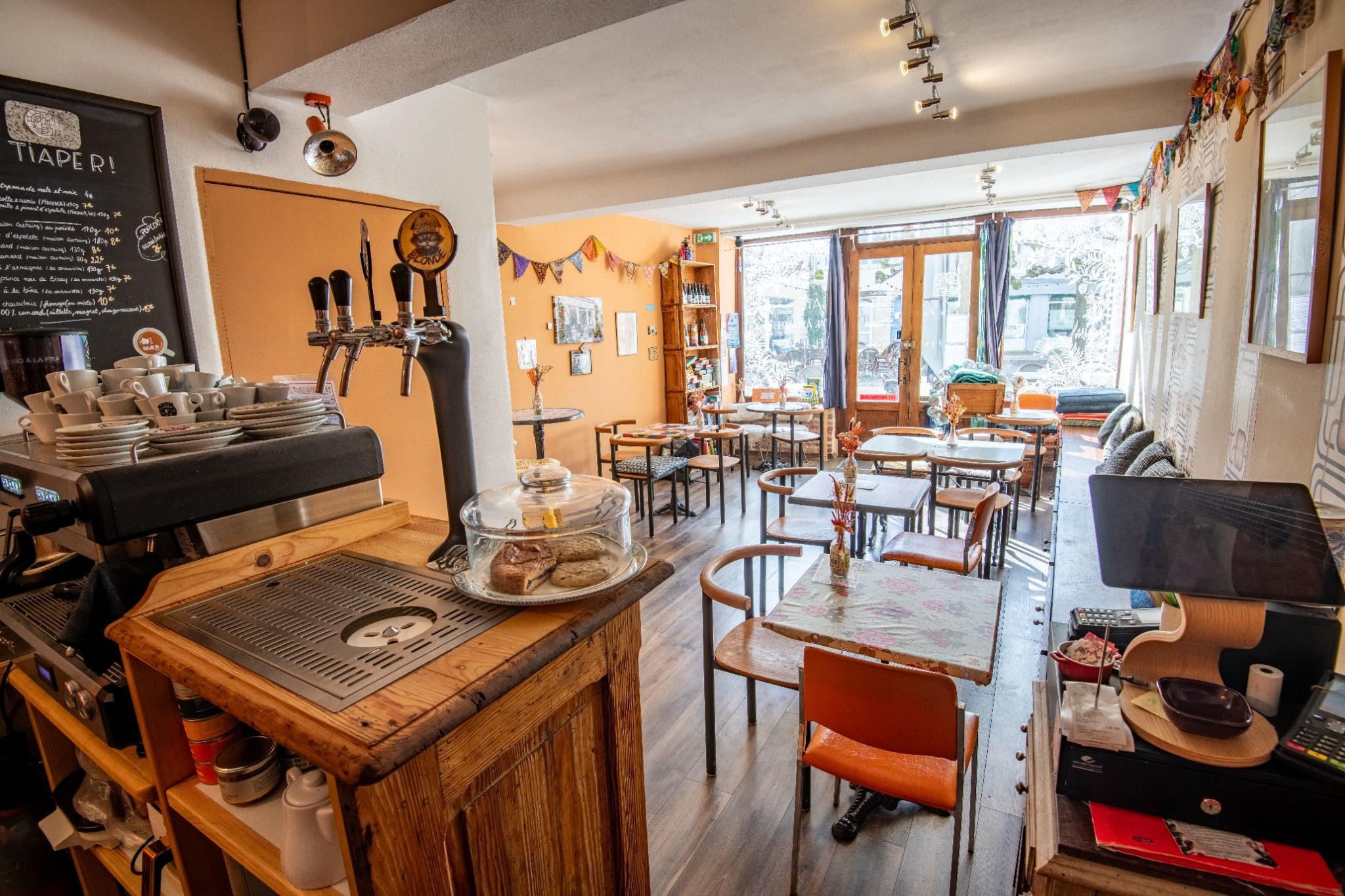 Immeuble 18è - 300m2 en cœur historique + café licence IV