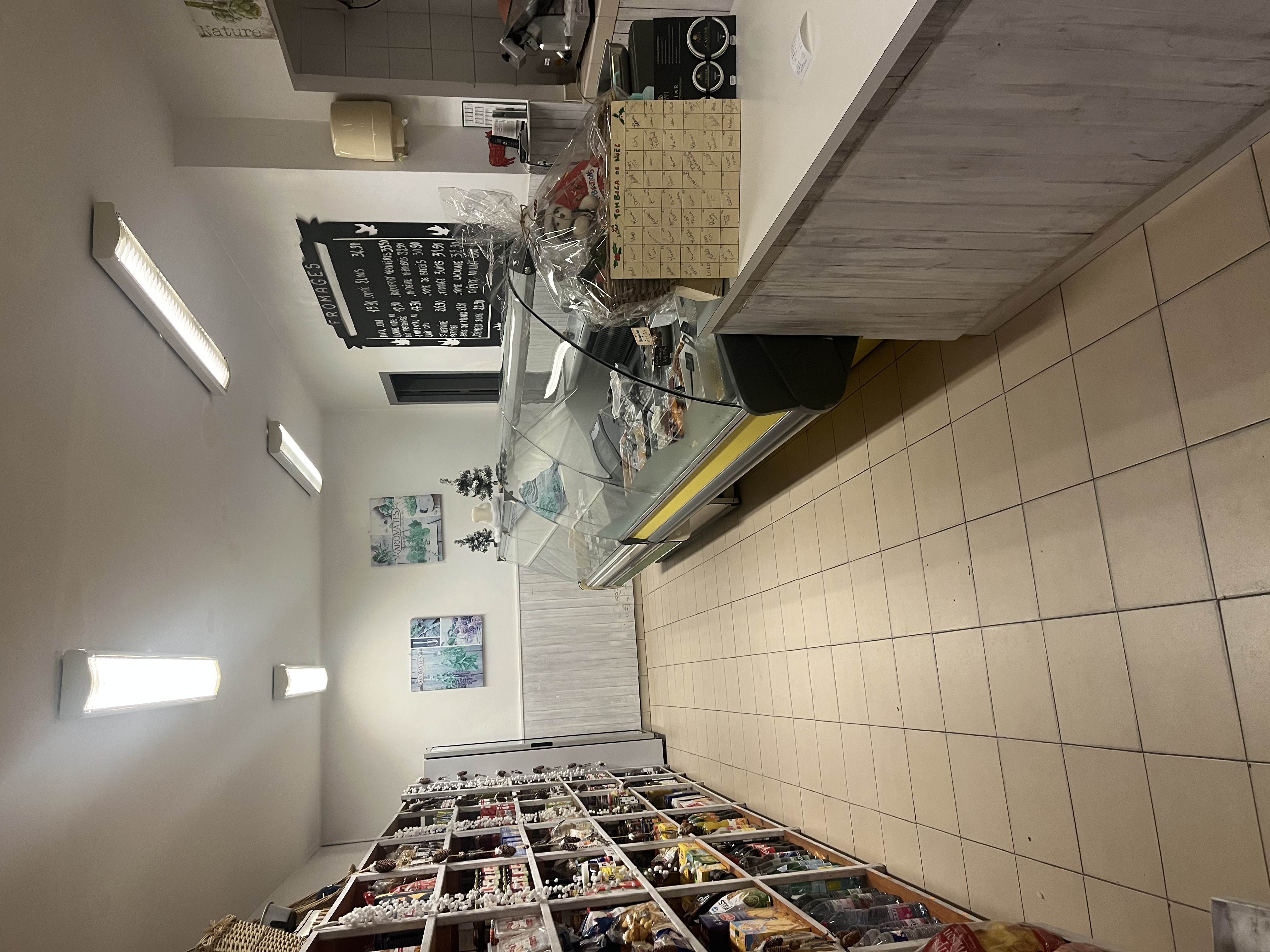 Charmante épicerie primeur de proximité située dans un quartier résidentiel, proche d'une école et des arènes et en face du jardin classé de la villa Antonine.
Bail commercial non spécialisé renouvelé en mai 2021.
Loyer mensuel: 550€
A visiter sans tarder !