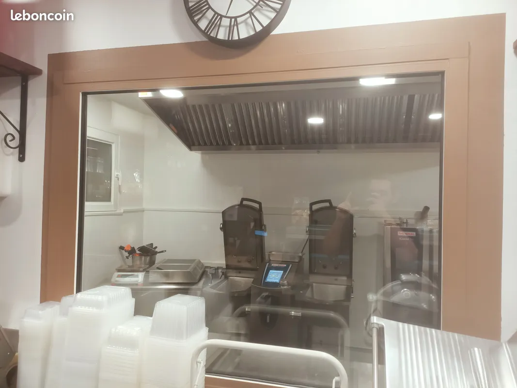 Vends fond de commerce boutique Traiteur qui est installée en centre ville.
Emplacement N°1 proche parkings et commerces. Drôme Provençale.
Bonne notoriété, seul Traiteur de la ville de Nyons . Affaire familiale tenue depuis 3 ans. Clientèle fidèle : entreprises, touristes, locaux, administration etc..Pas de salariés.
Possibilité de développement supplémentaire.
Horaires d'ouverture : du lundi au samedi de 8 h 30 à 13 h et le mardi et vendredi après midi de 16 h à 19 h. Vacances : 4 semaines par an
Superficie : environ 100 m2.
Matériels en très bon état : Four et Vario marque Rational, hotte professionnelle, chambre froide, armoire de congélation, machine sous vide, cellule de refroidissement, coupe légumes,mélangeur,..lave vaisselle, batterie.
La boutique est séparée par une vitre du poste de cuisson. Réserve et cave voûtée etc ... Affaire idéale pour un couple.