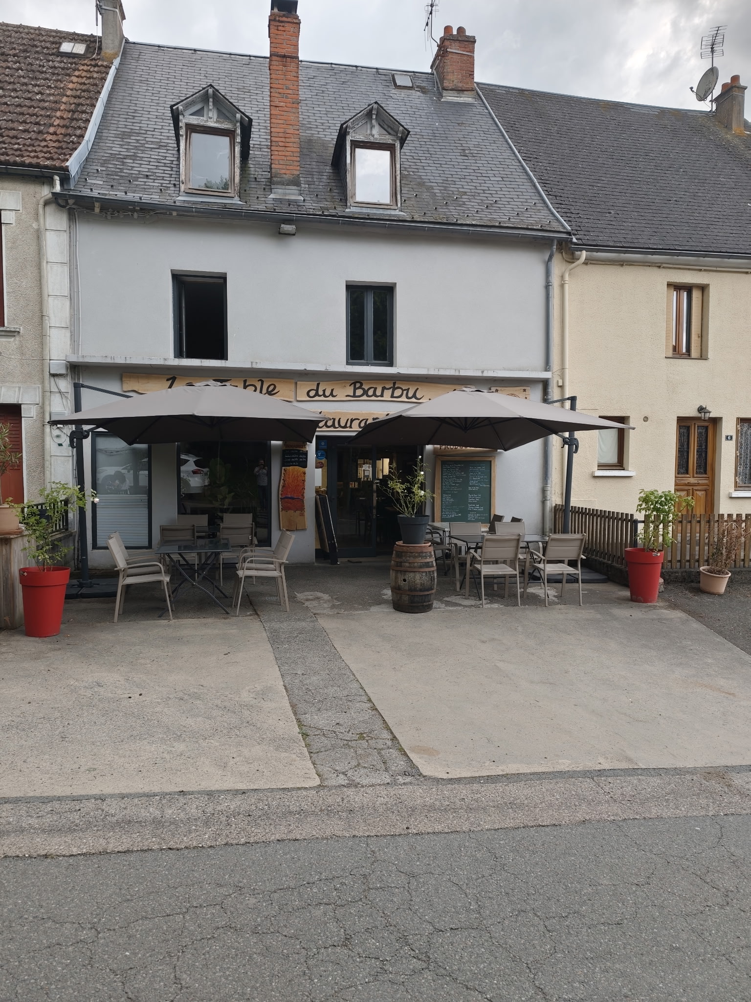 Situé sur la commune de Giat, ce restaurant bénéficie d’un emplacement idéal, à proximité immédiate de la rue commerçante et du champ de foire, lieu emblématique accueillant de nombreuses foires et manifestations tout au long de l’année, générant une fréquentation régulière et un fort potentiel de passage.

Il s’agit d’une opportunité rare, idéale pour un professionnel de la restauration ou un porteur de projet souhaitant s’installer dans un établissement clé en main, entièrement rénové, conforme aux normes et sans investissement à prévoir.

Le restaurant est implanté dans un bâtiment de caractère sur deux étages, développant une surface totale d’environ 360 m² (120 m² par niveau). Le rez-de-chaussée est consacré à l’activité avec une salle conviviale de 60 m² offrant 24 couverts, une cuisine professionnelle de 60 m², entièrement équipée et fonctionnelle, ainsi qu’une terrasse en façade permettant d’accueillir 16 couverts supplémentaires, très appréciée lors des beaux jours et des événements locaux.

L’établissement est actuellement exploité 4 jours par semaine, midi et soir, du jeudi au dimanche, laissant un important potentiel de développement (élargissement des horaires, augmentation de la capacité, exploitation des périodes de foires et manifestations, etc.).

Une rénovation complète a été réalisée en 2023, incluant la mise aux normes coupe-feu, la création de WC PMR, ainsi que des plafonds coupe-feu en salle et cuisine. La toiture a été rénovée en 2021 et bénéficie d’une garantie décennale. Le chauffage est assuré par un poêle à granulés récent (1 an).

La cuisine est entièrement équipée : hotte, bac à graisse et tout le matériel professionnel nécessaire en très bon état. Aucun investissement n’est à prévoir.

L’établissement dispose d’une licence restaurant.

Prix d'achat fonds de commerce + murs