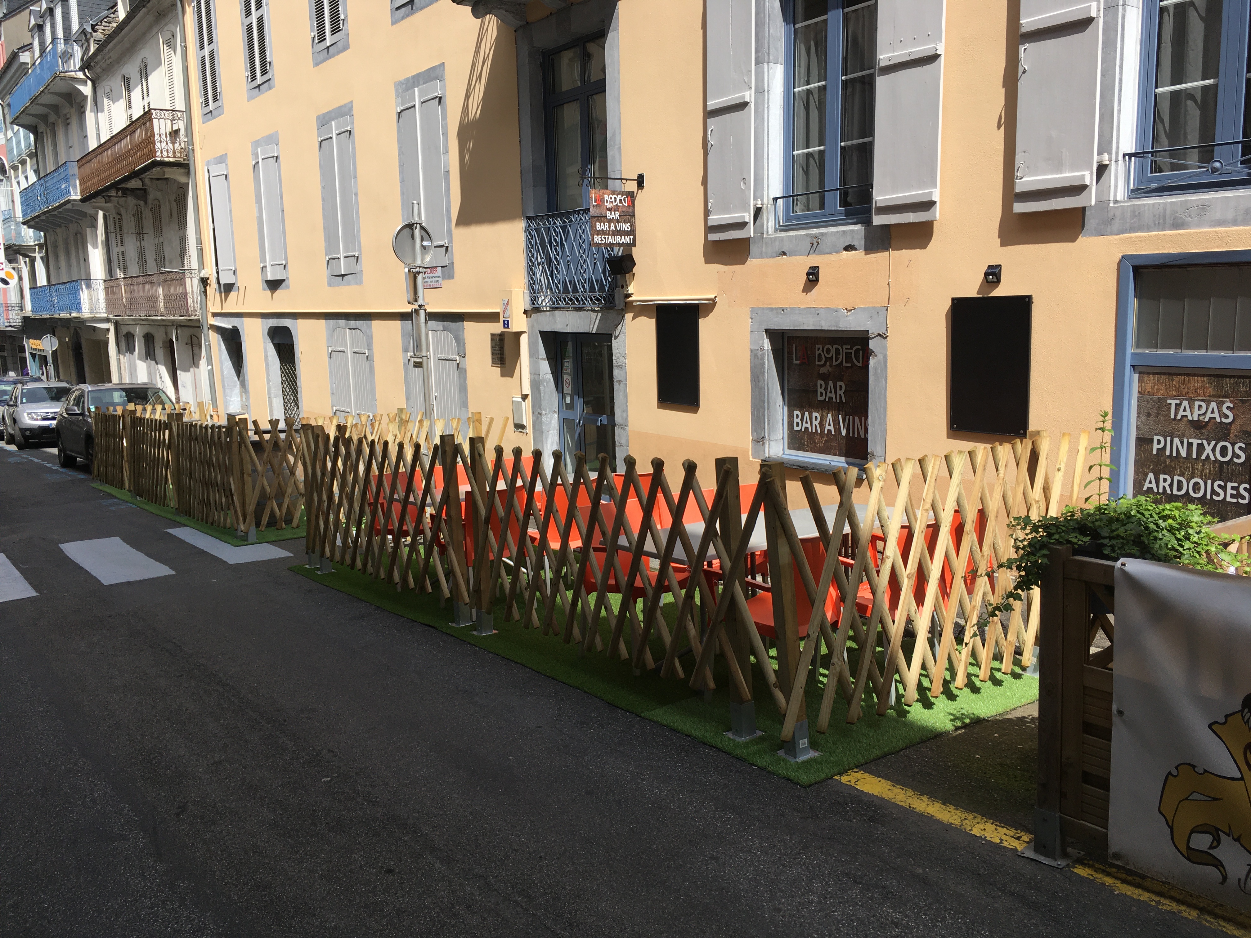 Murs commerciaux bar restaurant situé dans le village de Cauterets, station de ski l'hiver et le rdv des randonneurs l'été (lac de Gaube, Pont d'Espagne, GR10...)
 Bel emplacement et vente suite au départ des anciens locataires