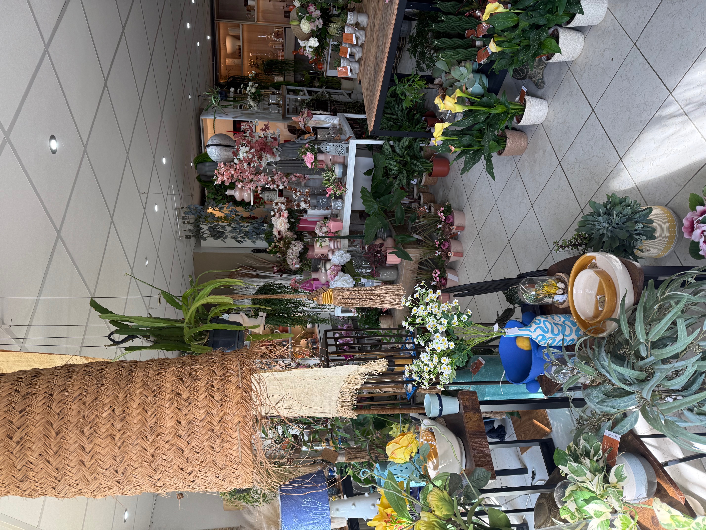 Murs + Fonds de commerce  -139 M²- boutique de fleurs et décoration d'intérieur à vendre.

A saisir ! Situé au cœur d'une commune en pleine expansion, ce commerce bénéficie d'une clientèle fidèle et de passage (car situé sur le point focal circulatoire de la ville), avec une clientèle de tous âges (18-80 ans), idéale pour une activité tournée vers l'avenir.
La boutique, spécialisée dans la vente de fleurs, compositions florales et décoration d'intérieur, jouit d'une belle notoriété locale (26 ans de vie) et d'un chiffre d'affaires régulier. L'emplacement est stratégique et offre une excellente visibilité avec un parking privé de 11 véhicules, accès direct pistes cyclables, bus.
L'affaire est clé en main, avec tout le matériel nécessaire à la poursuite de l'activité (matériel et mobilier régulièrement mis aux gouts du jour. 
Potentiel de développement important grâce à la croissance de la commune et aux nouvelles attentes d'une clientèle dynamique.
ATOUTS :
- Clientèle jeune et en constante progression
- activité diversifiée : fleurs naturelles, séchées et artificielles, déco d'intérieur, bougies, coins gourmets et sélections de vins "Maxim's of Paris"
- Site E-boutique actualisé : www.fleur-azur.net
- Commune en fort développement
- Départ en retraite (fin 2026), concurrence : juste 1 autre fleuriste
Opportunité idéale pour passionnés(es)du végétal et de la décoration ou pour un commerçant investisseur.