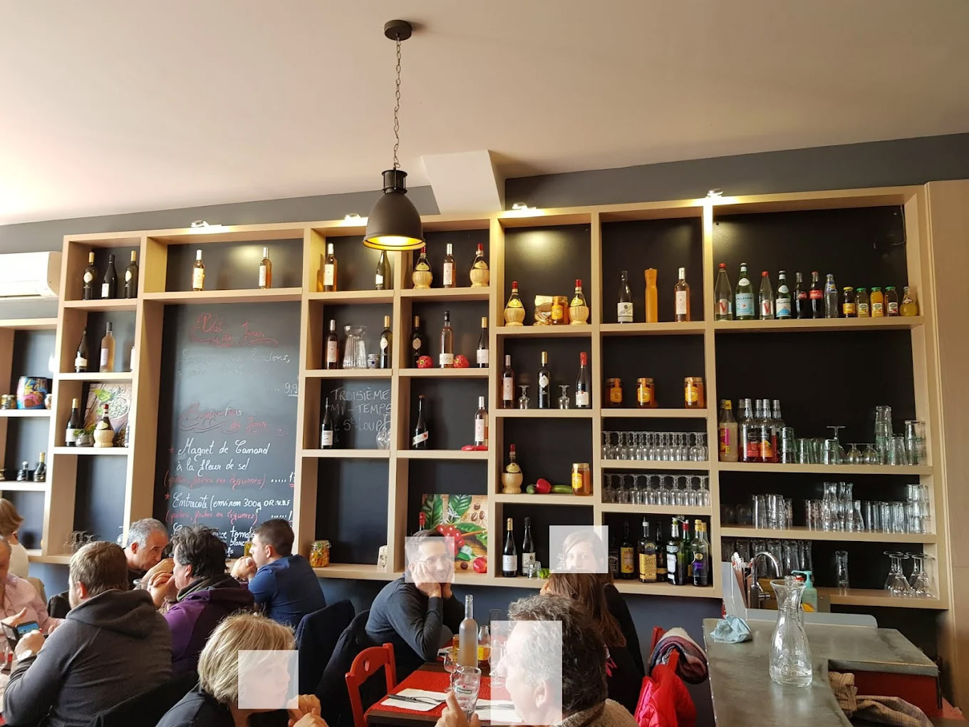 🍕 Pizzeria – Restaurant Traditionnel
Emplacement stratégique – Pérols (Occitanie)
Situé à Pérols, à seulement 5 minutes des plages et 10 km de Montpellier, cet établissement bénéficie d’un emplacement exceptionnel à fort flux toute l’année.
Implanté dans un secteur dynamique, il profite de la proximité immédiate de :
•	Parc des Expositions de Montpellier
•	Sud de France Arena
•	Ligne de tramway
•	Hôtel attenant de 80 chambres
Un environnement idéal combinant clientèle locale, touristique, professionnelle et événementielle.
________________________________________
🔹 Caractéristiques du Fonds de Commerce
•	Capacité totale : 114 places assises
o	56 places en salle (65 m²)
o	58 places en terrasse
•	Cuisine professionnelle équipée : 46 m²
•	Four à pizza professionnel
•	Licence Grand Restaurant
•	Matériel complet et opérationnel
•	Établissement clé en main
________________________________________
📈 Atouts & Potentiel
•	Emplacement stratégique rare
•	Exploitation immédiate sans travaux
•	Activité pizzeria & restauration traditionnelle
•	Fort potentiel de développement (événementiel, livraison, extension horaires, partenariats hôtel)
________________________________________
💰 Prix de cession : 360 000 €
Dossier complet disponible après premier échange.
Visites uniquement sur rendez-vous – confidentialité assurée.
________________________________________