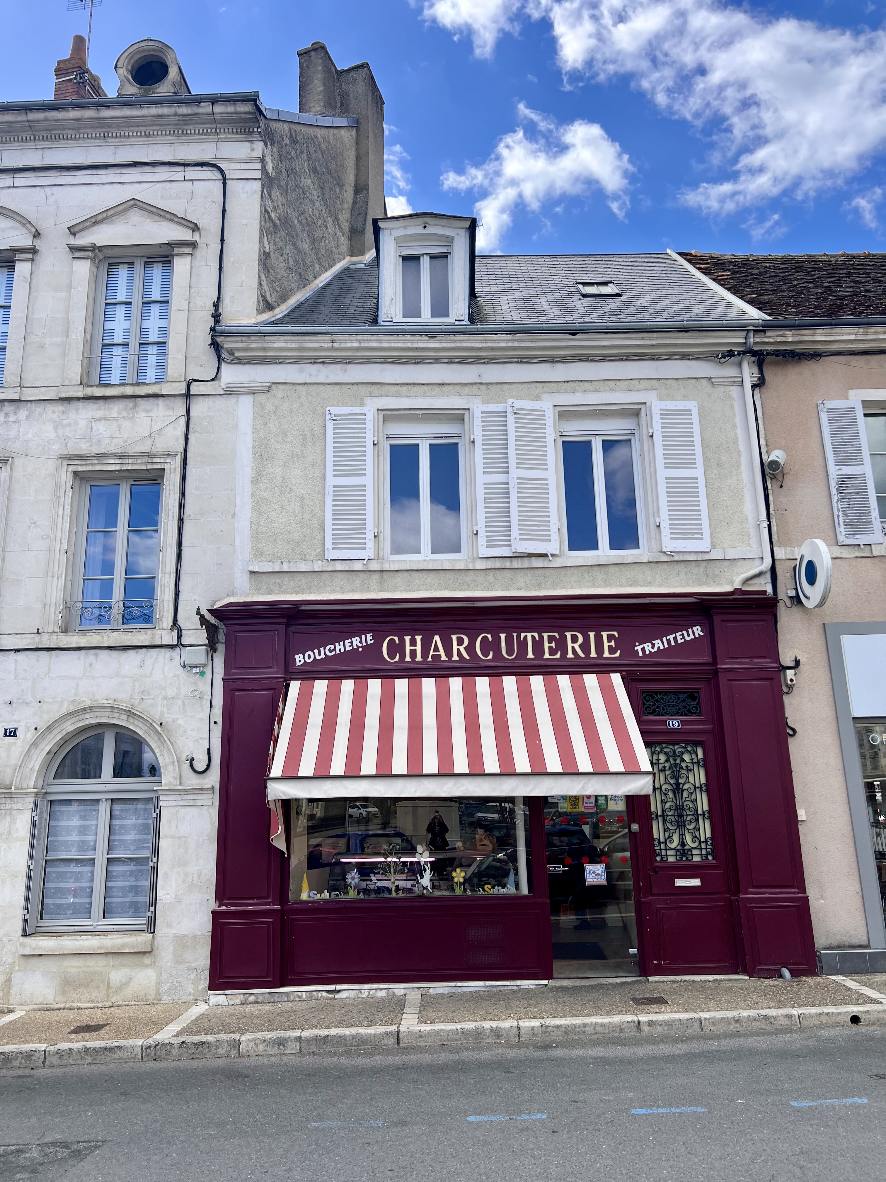 🌿Au cœur du Parc Naturel Régional de la Brenne, à vendre cause retraite, un fonds artisanal de boucherie-charcuterie-traiteur. 
Il s'agit de la dernière boucherie traditionnelle de la commune.  

⭐️Etablissement renommé pour son savoir-faire et la qualité de ses produits.  
⚠️ CA moyen sur les 3 derniers exercices : entre 350 et 400k€ !  
📍Bel emplacement commercial en centre-ville, à proximité d'autres commerces, stationnement juste devant. Vente 100% en magasin.  

🏠Les locaux professionnels se composent : d'une boutique de 26 m², une arrière-boutique de 30 m², un laboratoire boucherie de 6 m², un laboratoire charcuterie de 18 m², 2 chambres froides de 2.5m² chacune.  

💰Murs à louer 650 €/mois.  
🔝Matériel professionnel en bon état, entretenu, révisé et régulièrement renouvelés : chambre froide, vitrines réfrigérées, piano, hachoir, four, etc.  

🧑🏽‍🍳Effectif : le gérant + 1 salarié temps complet en vente + 1 salarié temps partiel en aide-cuisine. 
Les salariés ne sont pas à reprendre.  

✨Clientèle fidèle de particuliers locaux et résidents secondaires. Potentiel de développement sur l'activité traiteur.

Photos et renseignements par mail ou téléphone.