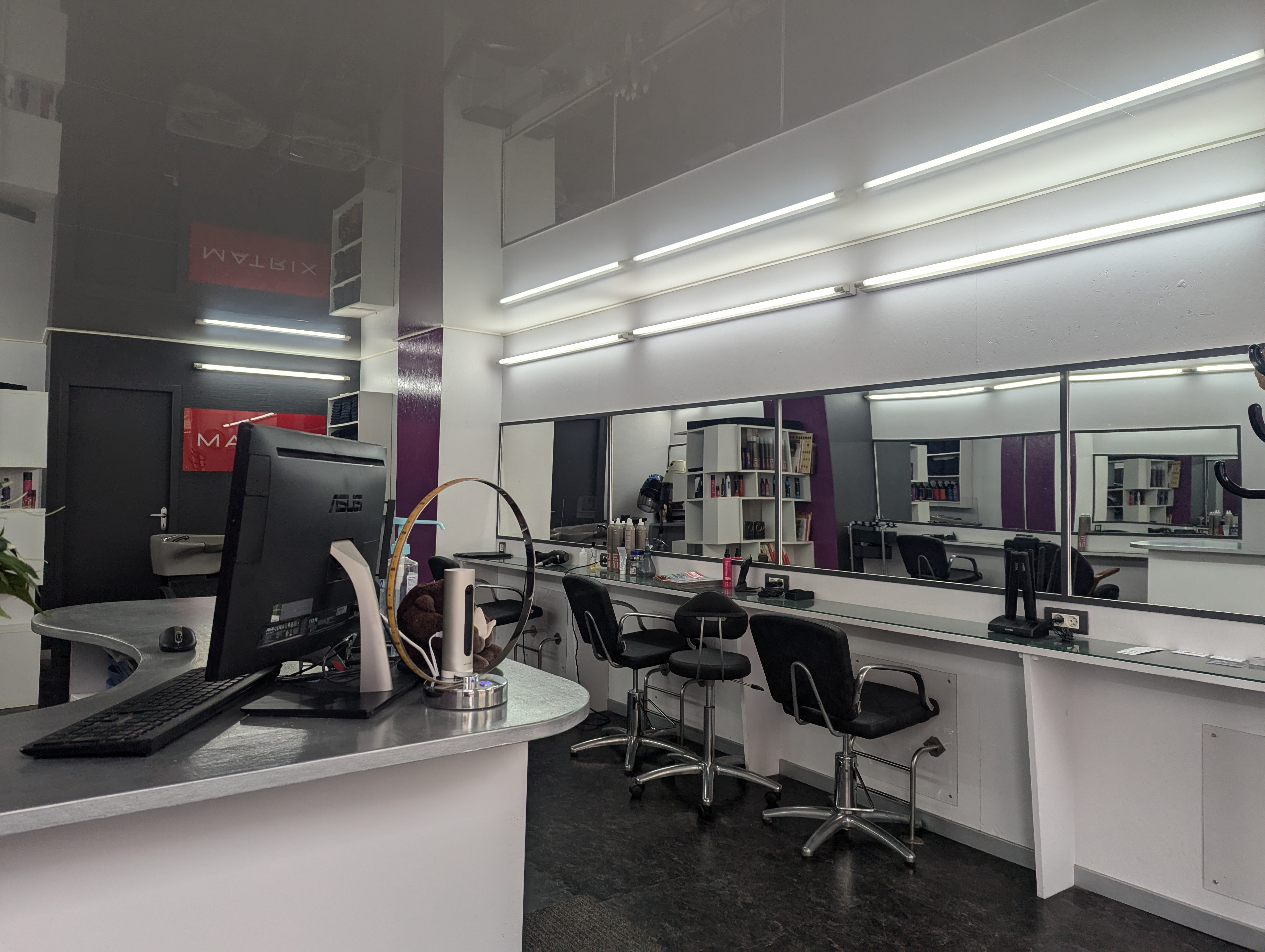 Murs commerciaux 40 m² LALOUVESC IAD France - Nicole PORTE vous propose : A vendre -SALON DE COIFFURE MURS ET FOND au cœur de LALOUVESC(07).Vous rêvez de devenir votre propre patron ou d'investir dans un commerce rentable ?Ce salon de coiffure de 40M² environ, situé en PLEIN CENTRE DU CHARMANT VILLAGE DE LALOUVESC, est une opportunité idéale ! Le BIEN EN Détail : SURFACE 40 M² environ, LOCAL LUMINEUX et FONCTIONNEL CLIMATISATION REVERSIBLE et chauffage électrique PORTE ANTI EFFRACTION Faibles charges de copropriété 294 EUR/an Arrière boutique. Idéalement situé, ce salon bénéficie d'un emplacement privilégié dans ce village dynamique et touristique du nord Ardèche. Ne MANQUEZ PAS CETTE BELLE OPPORTUNITE! Contactez-moi pour plus d'informations ou pour organiser une visite.. Information d'affichage énergétique sur le bien associé à cette annonce : classe ENERGIE E indice 379 et classe CLIMAT B indice [URL masquée pour votre sécurité] présente annonce immobilière a été rédigée sous la responsabilité éditoriale de Mlle Nicole PORTE (ID 33433), Agent Commercial mandataire en immobilier immatriculé au Registre Spécial des Agents Commerciaux (RSAC) du Tribunal de Commerce de Aubenas sous le numéro 842962813 Surface : 40 m² Non soumis au DPE Consommation énergie primaire : Non communiqué Consommation énergie finale : Non communiqué Montant estimé des dépenses annuelles d'énergie pour un usage standard : 1687 € par an. Prix moyens des énergies indexés sur l'année 2021.