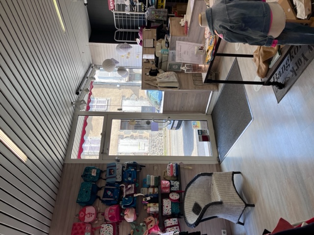 MAURIAC Centre ville , fond de commerce à vendre
Boutique de prêt à porter enfants(0 à 18 ans), jouets d'éveil et accessoires.
Bel emplacement , parking à proximité.
Deux belles vitrines rue passante 
surface de vente 70m2 et réserve 20m2
Clientèle fidèle et agréable (fichier clients)
Divers commerces à proximité : prêt à porter femme, sport , beauté, lingerie , boulangerie ,presse ...