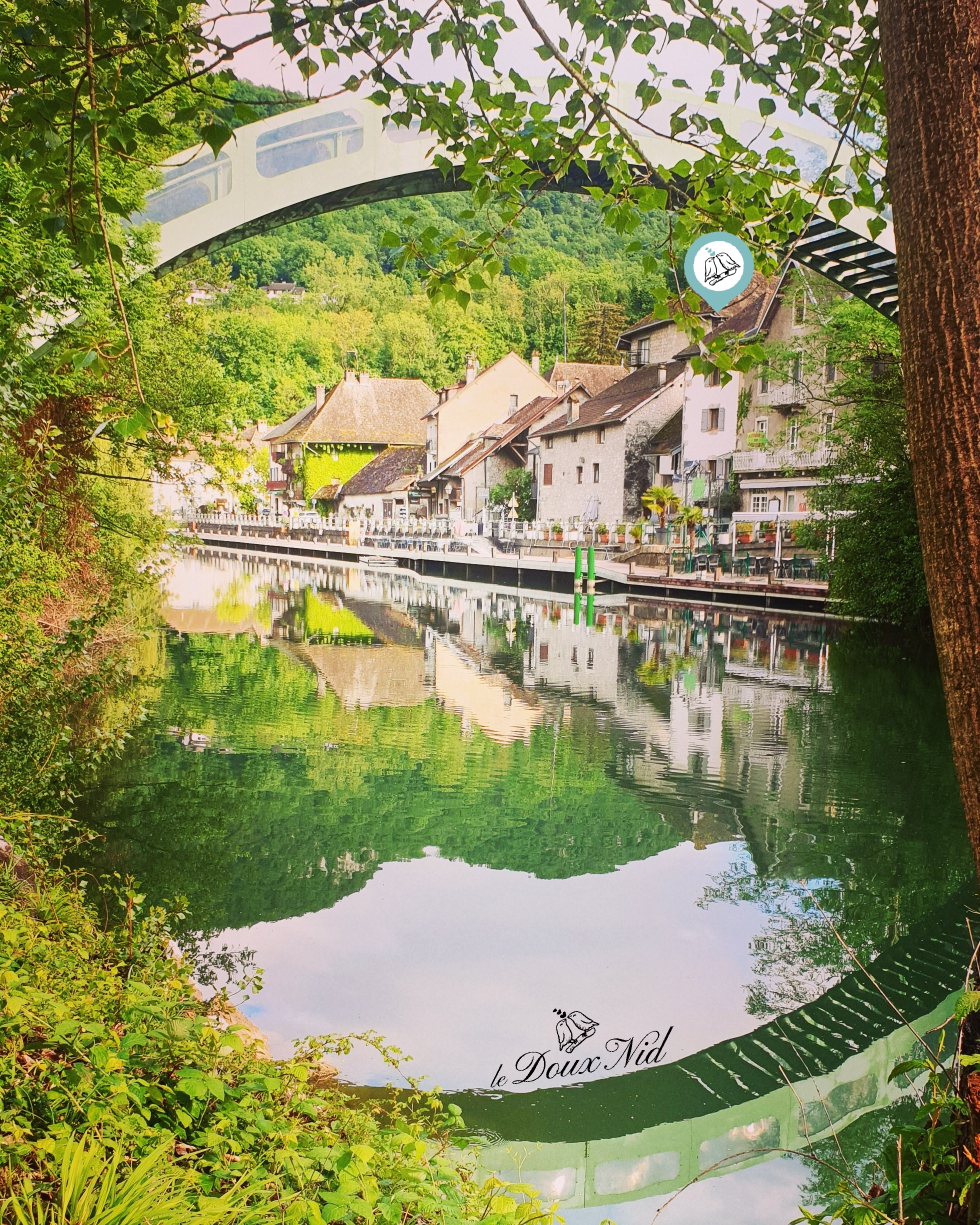 Situé en plein cœur du village touristique de Chanaz en Savoie, établissement avec sa terrasse au bord du Canal de Savières dans une zone à forte fréquentation touristique, en constante progression chaque année (300 000 visiteurs par an) 

Village très proche du Lac du Bourget, plus grand lac naturel de France, du Rhône, au bord de la Viarhona et du chemin de St Jacques de Compostelle. Au plus proche des balades en bateau, le canal de Savières reliant le Rhône avec le lac du Bourget. Nombreux artisans présent dans le village.

Très forte clientèle de locaux de Savoie et de Rhône alpes (25 min Aix les Bains, 40 min Chambéry, 45 min Annecy, 1h Geneve, 1H20 Grenoble, 1h30 Lyon) mais également large clientèle étrangère : Suisse, Allemagne, Italie, Néerlandais, ...)
Clientèle locale fidèle + afflux touristique saisonnier assuré

Vente du Fonds de commerce comprenant le restaurant, le bar, la vente à emporter, les chambres

Restaurant en excellent état, cuisine pro de 50 m² avec extraction 65 mm
Capacité : 40 couverts en salle, 120 en terrasse (jusqu'à 180 en période estivale)
Licence 3e catégorie - Ticket moyen : 35 € le midi / 40 € le soir
9 chambres d'hôtes attenantes sur 2 bâtiments, idéales pour diversifier l'activité (possibilité de loger 30 personnes sur 2 maisons, local vélo (labélisé accueil vélo et clévacances
Environnement familial, commodités et écoles à proximité

Activité saisonnière (mars à octobre) avec une ouverture possible à l'année grâce aux chambres
Chiffre d'affaires en progression constante
Affaire rentable avec un fort potentiel de développement (prolongation de la saison, événements privés, agrandissement, valorisation digitale...)

Un lieu authentique et plein de charme, idéal pour un couple d'exploitants à la recherche d'un cadre de vie unique et d'une activité clé en main au cœur d'un site touristique majeur.
Possibilité d'acquérir les murs tout de suite ou plus tard
Possibilité de commencer en location gérance sous conditions
Possibilité de louer ou d'acheter des biens dans le village voisin pour loger les futurs acquéreurs et/ou leurs employés
www.le-doux-nid.com