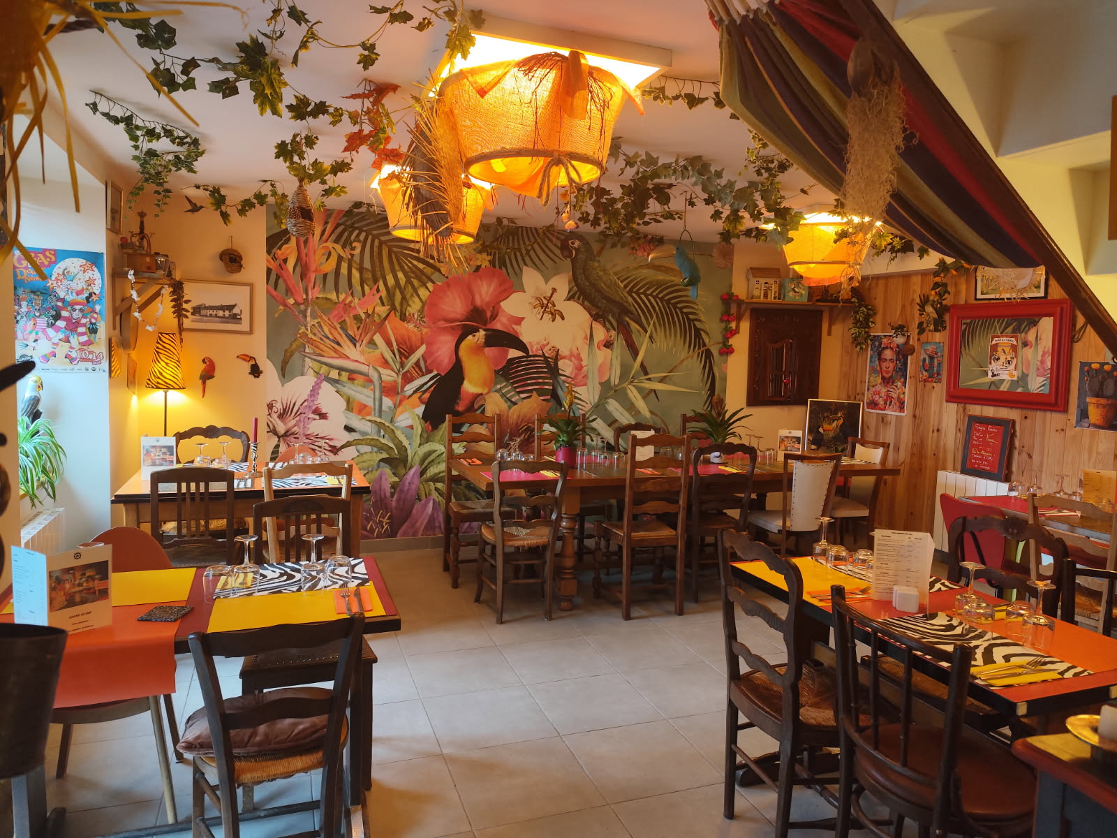 L'heure de la retraite a sonné ! Bar, Restaurant en Centre Bretagne, zone touristique.
Belle clientèle fidèle.
Affaire à développer, ouvert 4 jours/semaine, congés 7 semaines/an. Grand parking. Loyer faible 406€/mois (activité et logement 100m2), jardin 500m2.
Exonération sur l'impôt des sociétés pendant 5 ans.