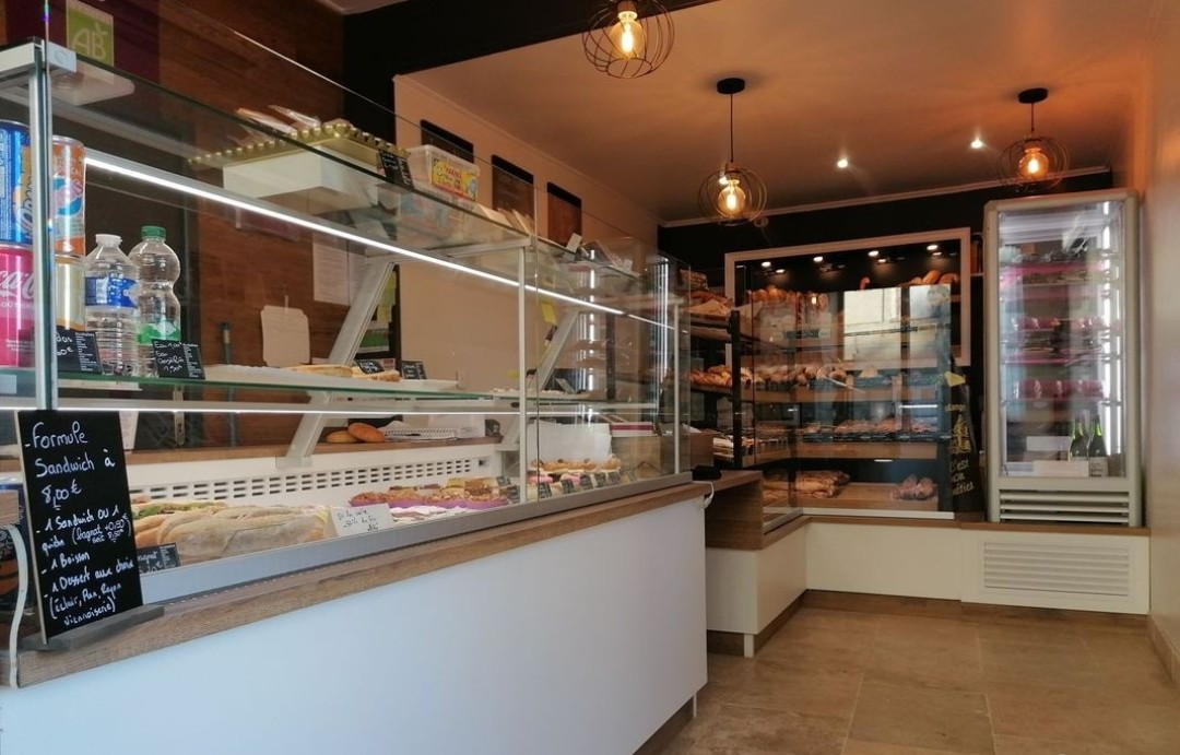 Boulangerie Pâtisserie sur un axe passant en centre ville de Chinon (37) ville touristique de 8500hab.

Clientèle fidèle depuis 2007, sur le passage qui mène au Château et à la résidence de vacances Odalys. 

Espace vente de 26m² environ avec façade en angle entièrement refait du sol au plafond, mobilier, espace sandwich, vitrine patisseries, vitrine chocolats, et support viennoiseries et pains de 2022.

Espace fournil de 45m² environ avec du matériel récent et en parfait état. Un four de 5 soles électrique de 2015, 2 chambres de pousse, 1 chambre froide, façonneuse de 2015 sur un repose pâtons de 2018 , four à viennoiseries de 2022 etc....

Labo pâtisseries de 14m² environ à l'étage.

POINTS IMPORTANTS:
 * La boulangerie fonctionne avec un compteur bleu.
 * Bail 3/6/9 loyer de 1100€ TTC
 * CA SUP à 290K€ en progression constante depuis la réfection de la façade 
    en 2021
 * Logement de fonction

Une affaire clé en main idéale pour un couple!!!!