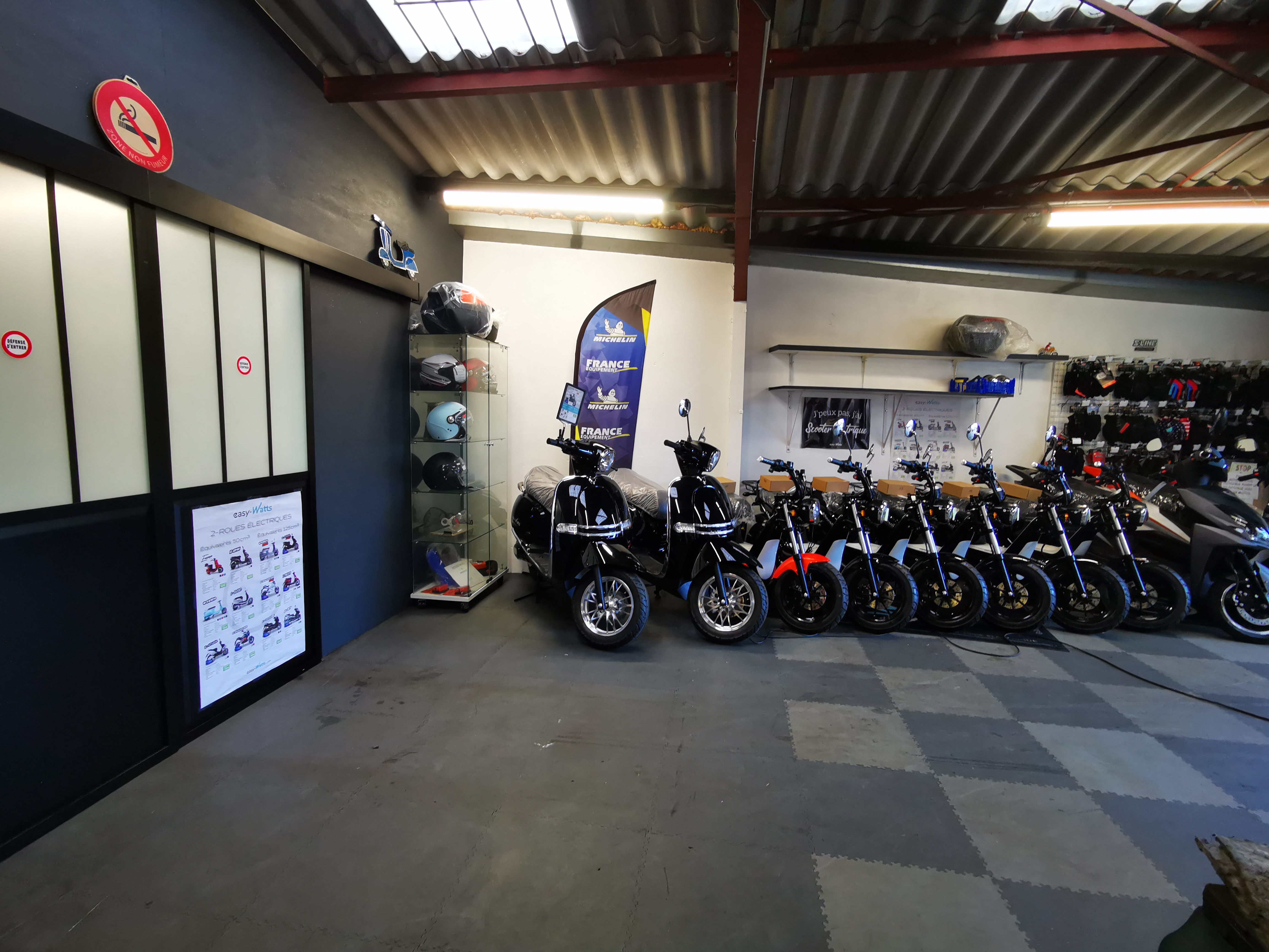 vente cause retraite, garage de 150 m² de vente et réparation scooters thermiques et électriques, avec emplacement dans zone commerciale à 800m du centre ville de Saint Jean de Luz.
Bail encore valable 6 ans, excellente réputation et clientèle fidèle depuis plusieurs années,
335 000 HT de chiffre d'affaires, loyer 1453€ /mois.
Grand parking d'acceuil clientèle, tout l'outillage necessaire est laisser pour commencer à travailler directement le jour de la vente:
deux ponts élévateur Marolo, donc un pour quad ou voiturette, compresseur 500L, machine à pneus Marolo et équilibreuse statique , touret, meuleuse, vitrine accessoires, présentoir huile et batterie.
Servante complète, cliquets 1/2, 1/4, pistolets pneumatique et électrique Blinker (neuf), visseuse divers arraches, bac ultrasons, compressiomètre pneumatique, dépressiomètre digital , ordi pour gestion commerciale GAD garage, ordi pour valise TEXA fourni avec divers cables( piaggio, yamaha, peugeot, suzuki, triumph, bmw, honda, harley OBD 2...
Établi avec étau, coin stockage pièces détachées, cuisine vestiaire, mezzanine stockage pièces occase, imprimante pour factures et imprimante plaques immat laser, TPE, bac de stockage huile 1000L...
