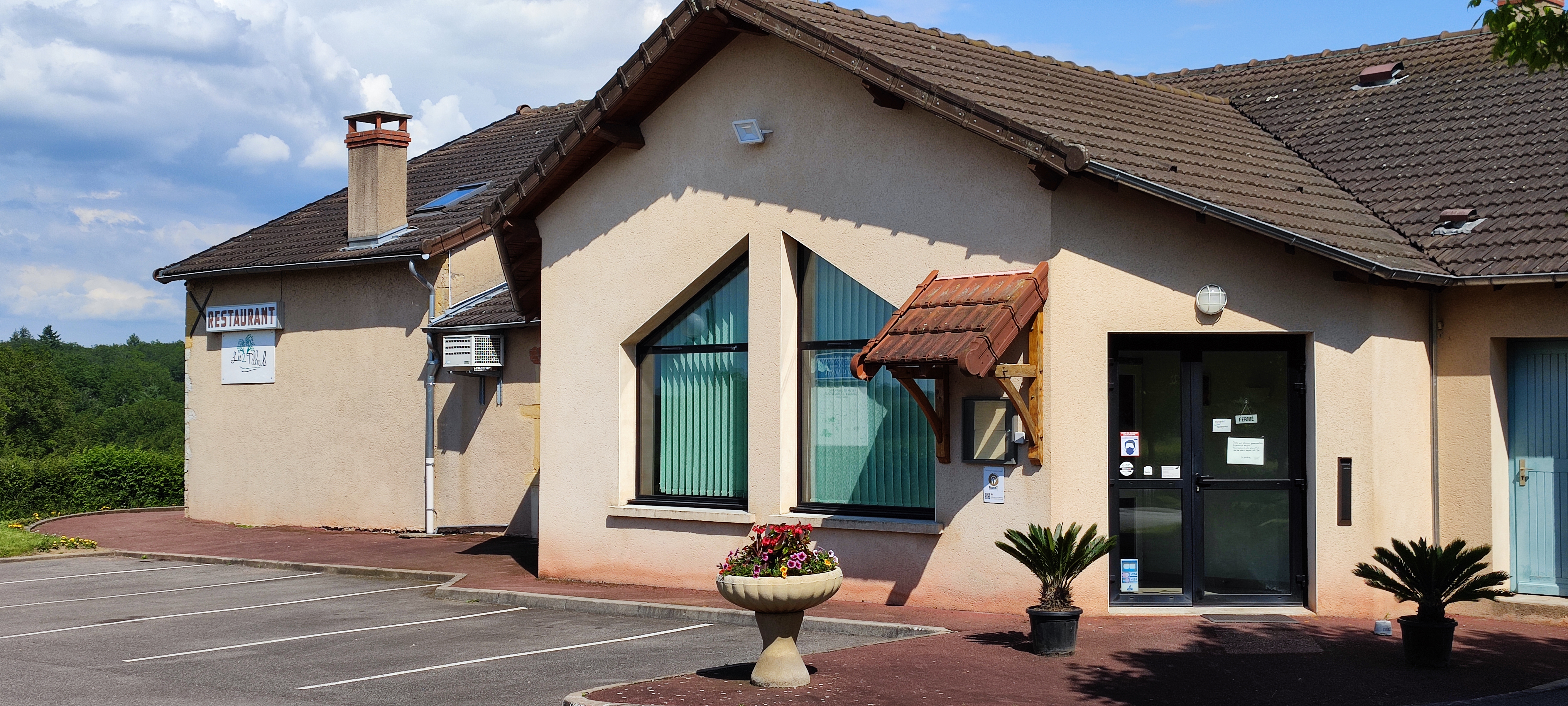 Au coeur de la campagne charolaise, un bar-restaurant tout équipé et bien placé vous attend ! Vous aimez la campagne ? Vous êtes cuisinier ou cuisinière, venez reprendre cet établissement communal, totalement et immédiatement opérationnel, entièrement rénové et composé de :
- une grande salle de 50 couverts,
- une salle plus petite pouvant être privatisée ou servir de salon (entrée indépendante donnant sur la terrasse),
- un espace bar indépendant du restaurant (entrée séparée) mais communicant en interne,
- cuisine, labo et réserves bien dimensionnés et équipés,
- sanitaires avec accès PMR,
- belle terrasse protégée par 2 magnifiques tilleuls (50 couverts également).
- un logement au-dessus est mis à disposition (3 chambres, séjour et sdb).
- un stationnement tout autour et au coeur du village.
En résumé un lieu de vie pour le quotidien de ses habitants, les salariés des entreprises proches et les touristes de passage le long des voies et des canaux.
La municipalité, propriétaire des murs, est une collectivité à l'écoute, facilitatrice, encourageant des professionnels engagés et conviviaux. 

Hautefond c'est 215 habitants, 4 entreprises importantes, un tissu associatif dynamique, à quelques kilomètres de Paray-le-Monial mais dans un écrin de verdure particulièrement apaisant. 
Un projet d'habitat pavillonnaire engagé par la mairie, de 16 logements verra le jour dans quelques mois, en face de cet établissement.
Pour vos enfants, le ramassage scolaire est juste devant.

Le développement peut porter sur :
- un dépôt de pain et de journaux
- une activité traiteur avec la salle des fêtes proche de l'établissement avec une forte demande (associations, fêtes privées : mariages, baptêmes, anniversaires ..),
La mairie met à sa disposition l'ensemble de cet établissement (bar-restaurant, licence IV et logement) pour un loyer mensuel de 550 euros. Bail dérogatoire d'un an et continuation en bail commercial classique. Une caution équivalent à 2 mois de loyer sera demandée.
Le Grand Charolais où se situe Hautefond est une communauté de communes riche de 3 centralités et de 44 communes au total, traversée par la Route Centre Europe, à 45 mn de Mâcon, Chalon, Moulins et Roanne. Une gare TGV au Creusot (25 mn) vous permet un accès facile sur le Nord ou le Sud de la France. Le Charolais est un territoire où il fait bon vivre, où la bonne chère est appréciée, la convivialité un art de vivre et est l'image d'une ruralité moderne et dynamique !
Alors n'hésitez plus, contactez-nous !