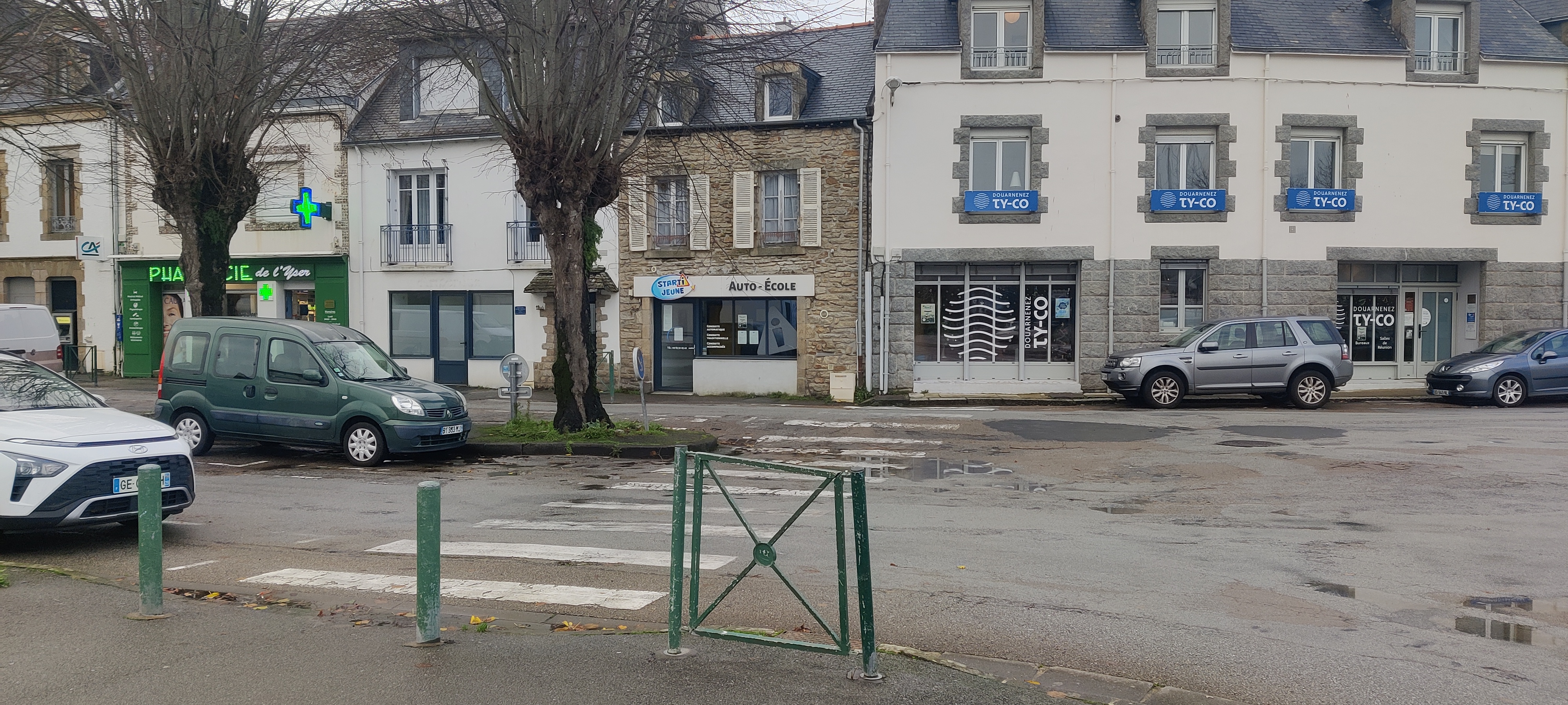 Auto-école basée à Douarnenez et Audierne, créée en 2017.
4 véhicules : 3 Peugeot 208 boite manuelle et 1 Citroën C3 boite automatique
3 associés/ gérants actuellement. 

Dans le cadre du départ à la retraite d’un des associés (1/3 des parts), celui-ci cède ses parts pour 30 000 euros représentant 1/3 des capitaux propres.
Actuellement 1 des associé/gérant travaille sur Audierne et les 2 autres (dont le cédant) sur Douarnenez.

2 concurrents sur le Cap Sizun et le pays de Douarnenez. 

Très bonne situation du local commercial (Bail 3/6/9) à Douarnenez (1 bureau d’accueil, 1 salle de code + sanitaires), visibilité et parking gratuit à proximité immédiate. Local accessible aux personnes à mobilité réduite.

Situation financière saine et stable. Bonne rentabilité.
Rémunération annuelle des gérants  entre 30 et 35000 euros.

Pas sérieux et agences, s'abstenir.