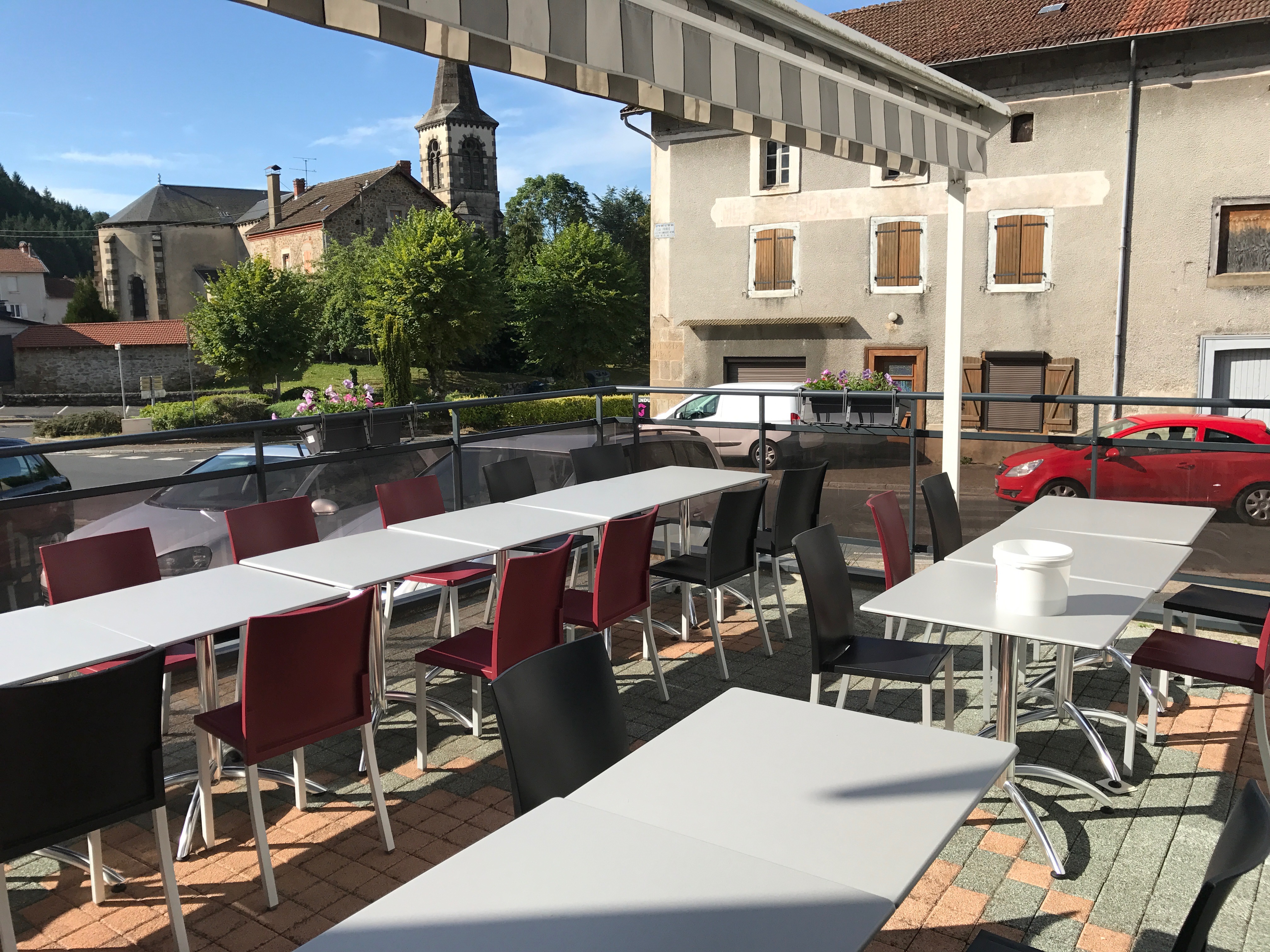 La Communauté de communes Ambert Livradois Forez propose la reprise de gérance d'un commerce de proximité situé sur la commune de La Forie (316 habitants - www.laforie.fr). Ce village bénéficie d'un cadre de vie remarquable au sein d'un territoire réputé pour ses activités de pleine nature.

Venez faire vivre ce lieu de convivialité au cœur du village, à 5 min d'Ambert, 1 heure de Clermont-Ferrand, où chacun puisse se retrouver pour passer un agréable moment autour d'un verre ou d'un repas. La Forie n'attend plus que vous pour la reprise de son auberge !

Située dans un cadre agréable et stratégique, cette auberge pleine de potentiel est disponible à la location.

L'auberge se compose de plusieurs espaces aménagés et fonctionnels :
- au sous-sol, un petite salle voutée et une cave, idéal pour le stockage, les réserves ou l'aménagement d'un espace technique
- au rez-de chaussée, un espace bar parfait pour développer une activité de boisson, une salle de restauration avec une capacité d'accueil confortable ainsi que WC, un espace cuisine avec matériel professionnel, des dépendances et un local poubelle
- au 1er étage, plusieurs chambres, idéale pour compléter l'activité de restauration avec une activité hôtelière ou de gîte
- au 2ème étage, un appartement de fonction, parfait pour les gérants ou le personnel sur place

Une salle attenante appartenant à la mairie peut également être utilisée pour augmenter la capacité d'accueil de la salle de restauration, pour des groupes par exemple, ou pour développer une activité annexe (épicerie, ...).

Il y a également un garage de 50m², idéal pour le stockage.

Possibilité d'acheter les murs.

Ce commerce en activité depuis près de 20 ans possède une réelle capacité de développement, notamment sur la partie restauration.




Les offres de reprise sont à envoyer par courrier à : Communauté de communes Ambert Livradois Forez, 15 Avenue du 11 novembre 63600 AMBERT - service attractivité territoriale ou par mail à chloe.seve@ambertlivradoisforez.fr

Le début de l'activité est envisagé à partir de l'hiver 2025/printemps 2026.

Les candidatures devront comporter :

- un CV du/des repreneur(s) indiquant vos diplômes et votre/vos expériences
- une lettre d'intention précisant vos motivations, vos perspectives pour développer l'activité
- votre apport personnel pour disposer d'une trésorerie de départ
- tout autre élément qui vous paraitrait judicieux pour valoriser votre candidature


Pour tout renseignement complémentaire, vous pouvez contacter :

- Chloé SÈVE, service attractivité territoriale à la Communauté de communes
Tel : 07.86.54.20.24 ou chloe.seve@ambertlivradoisforez.fr

- Jean-Luc DI MARCO, maire de La Forie
Tel : 04.73.82.03.18 ou mairie.la-forie@wanadoo.fr

En zone de revitalisation rurale (ZRR), toute reprise de commerce bénéficie d’une exonération fiscale totale durant 5 ans, puis dégressive dans les années suivantes. Il est possible d’être accompagné techniquement et/ou financièrement par le Réseau Initiative, France Active, le Parc Livradois-Forez, la CMA, la CCI ou la BGE. Il existe également une aide destinée aux petites entreprises du commerce, à l’artisanat et aux services avec points de vente, en co-financement entre la Communauté de communes Ambert-Livradois-Forez et la Région Auvergne-Rhône-Alpes .