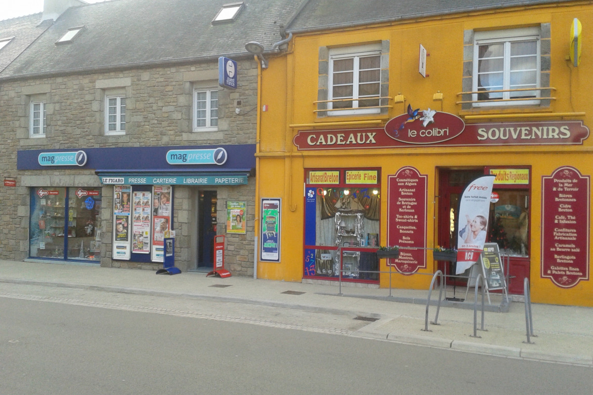 En bord de mer à vendre murs & fonds de commerce de presse, cadeaux souvenir épicerie fine. Cette affaire dispose d'installations adaptées à cette activité toute comme elle pourrait convenir pour l'installation d'un restaurant / crêperie. La surface  totale est d'environ 400 m2 avec un jardin de plus de 1300 m2 pour un cadre de vie confortable.L' affaire est tenue par une personne seule en horaires de jours avec trois après-midi de fermeture par semaines.