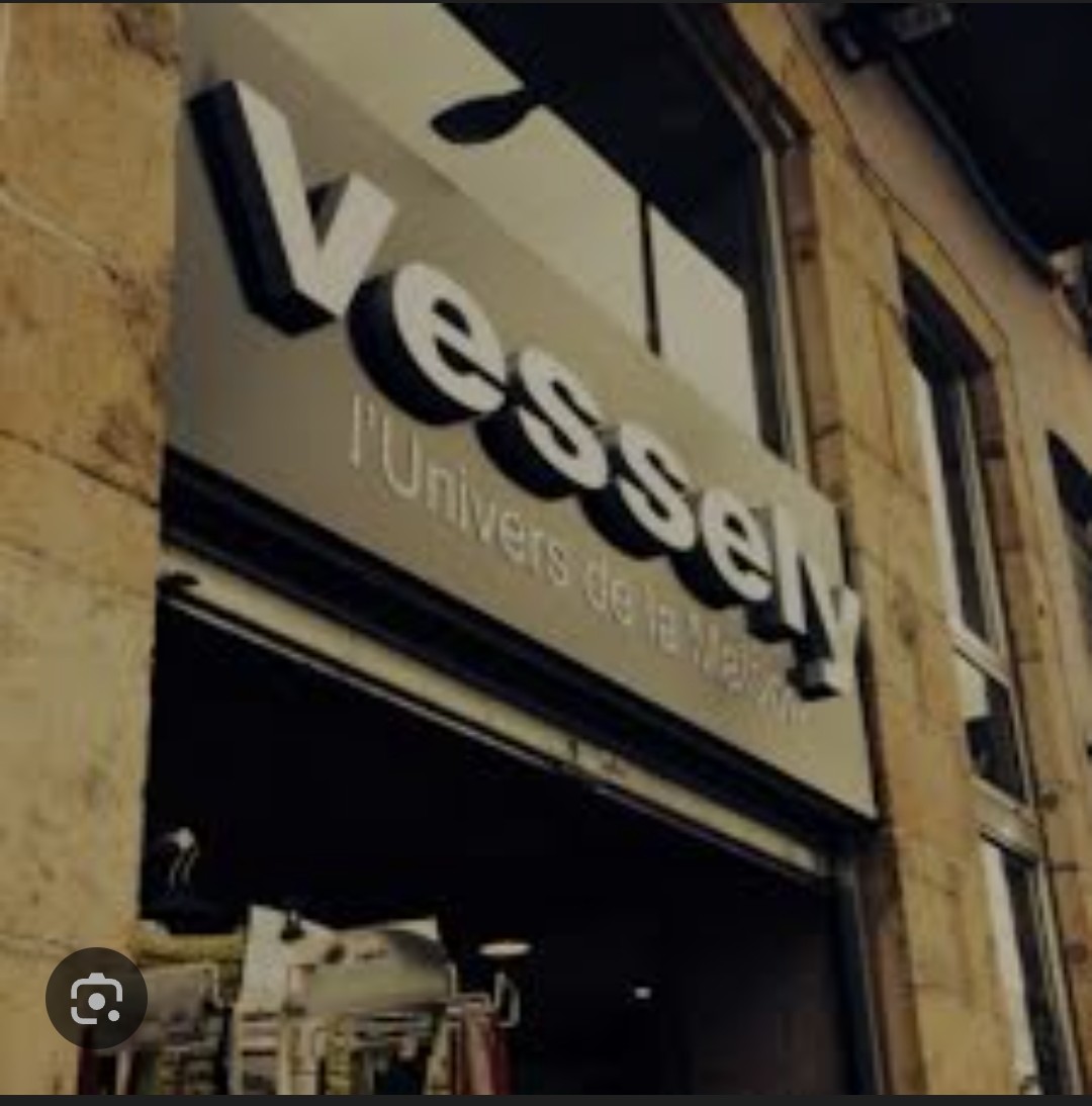 Idéalement situé en plein centre-ville d'Issoire, ce local commercial offre une visibilité optimale et un potentiel de stockage exceptionnel. Composé d'une surface de vente de 150 m² sur axe passant, il bénéficie de plus de 1 300 m² d'annexes : dépôt, réserves et bureaux aménagés, sur 3 étages.
De plus, on retrouve un accès à l'arrière vers une cour via une grande ouverture sur le bâtiment, spécialement conçue pour faciliter le chargement et les livraisons. 
Possibilité de réaliser des travaux et de concevoir les lieux vers d'autres aménagements.