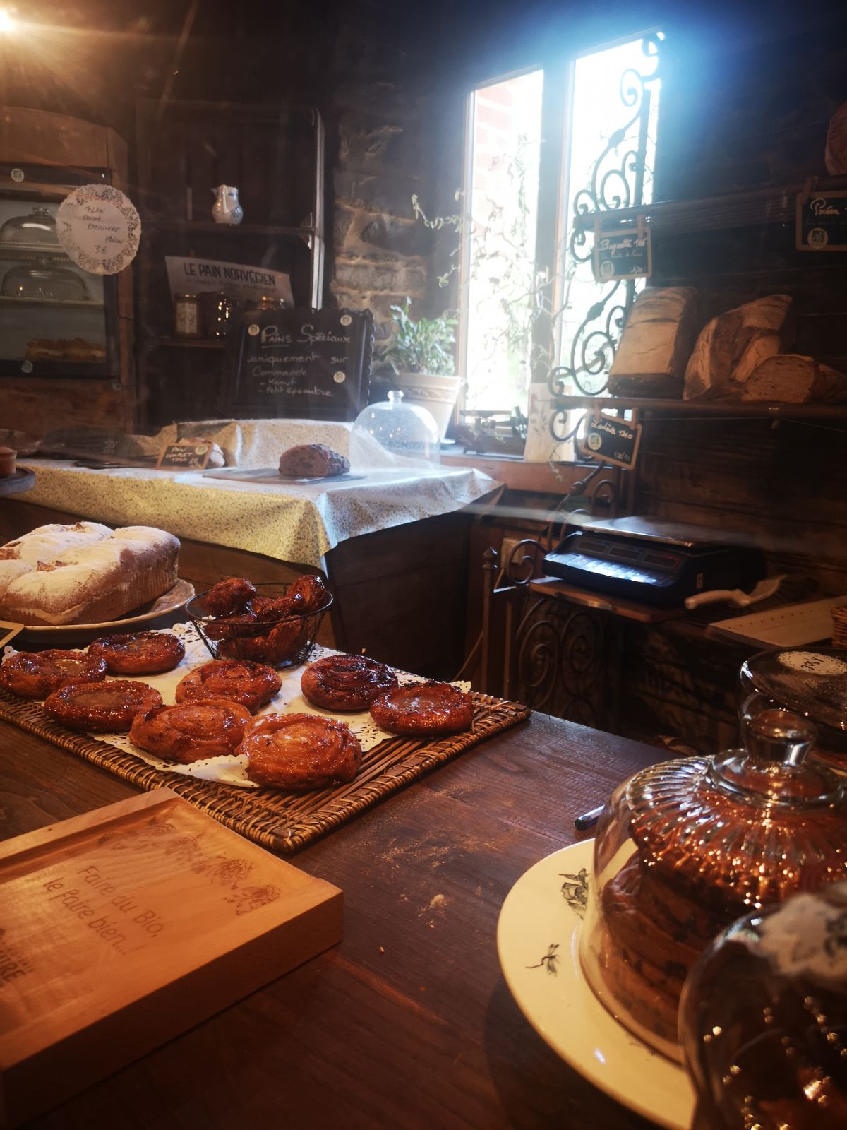 À vendre fond de commerce boulangerie bio ,avec four à bois.
Présent sur 3 marchés et vente sur place l après-midi des marchés.
Possibilité d acquérir les murs en plus.