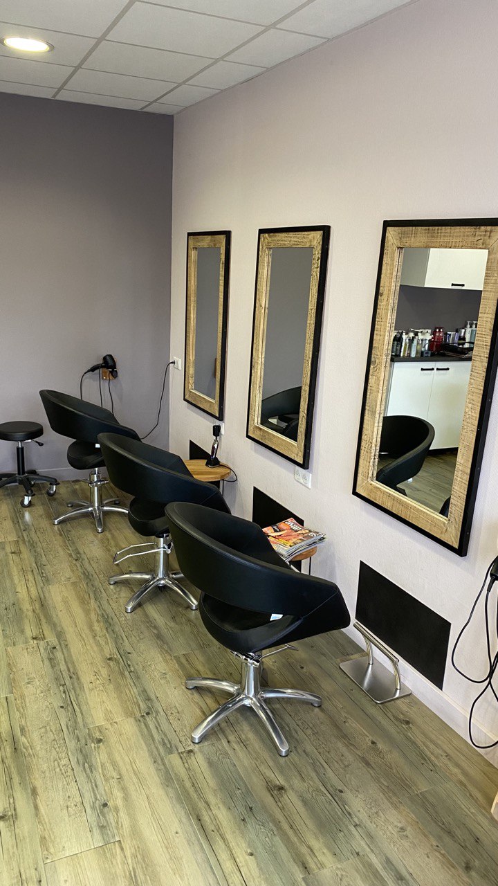 Vous rêvez de devenir propriétaire de votre propre fond de commerce d'un salon de coiffure ? 
Ne manquez pas cette opportunité unique ! 
Je mets en vente mon fond de commerce avec une clientèle fidèle et un excellent potentiel de développement.

Détails du salon :
- Type d'activité : Salon de coiffure
- Superficie : 80m2
- Équipe en place : moi seule

Atouts de l'établissement :
- Emplacement stratégique avec un fort passage piéton-véhicule
- Clientèle régulière et fidèle
- Équipements modernes et en excellent état
- Ambiance chaleureuse et accueillante
- Possibilité d'élargir les services (extensions, soins, etc.)

Pourquoi reprendre ce salon ?
- Une belle opportunité pour un entrepreneur passionné par la coiffure
- Un potentiel de développement important grâce à des idées innovantes
- Un accompagnement possible pour la transition afin d'assurer une reprise en douceur

Prix de vente : 30 000 €
CA annuel: 70 000 €

Ne laissez pas passer cette chance de devenir le propriétaire d'un salon de coiffure prospère ! Pour plus d'informations ou pour organiser une visite, contactez moi.