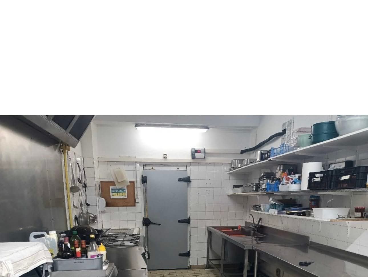 Urgent vend Restaurant a fort potentiel avec son parking  possibilite restauration kebab  , buffet a volonte , chinois etc bien placé avec centrale nucléaire de pierrelatte,  ce restaurant de 400 m2 avec son grille et son coin pizzeria une très belle salle avec magnifique bar 
Vous pouvez faire karaoke,  mariage,  séminaire etc le coup de cœur assuré vous avez un appartement sur place vous avez les entreprises et les ouvriers de la centrale nucléaire qui viennent se restaurer le midi , nous vendons pour raison de santé preuve à l appuis 
Vous avec un bail tous commerce un énorme potentiel pour vos projets et événements 
Mon no 0660126096